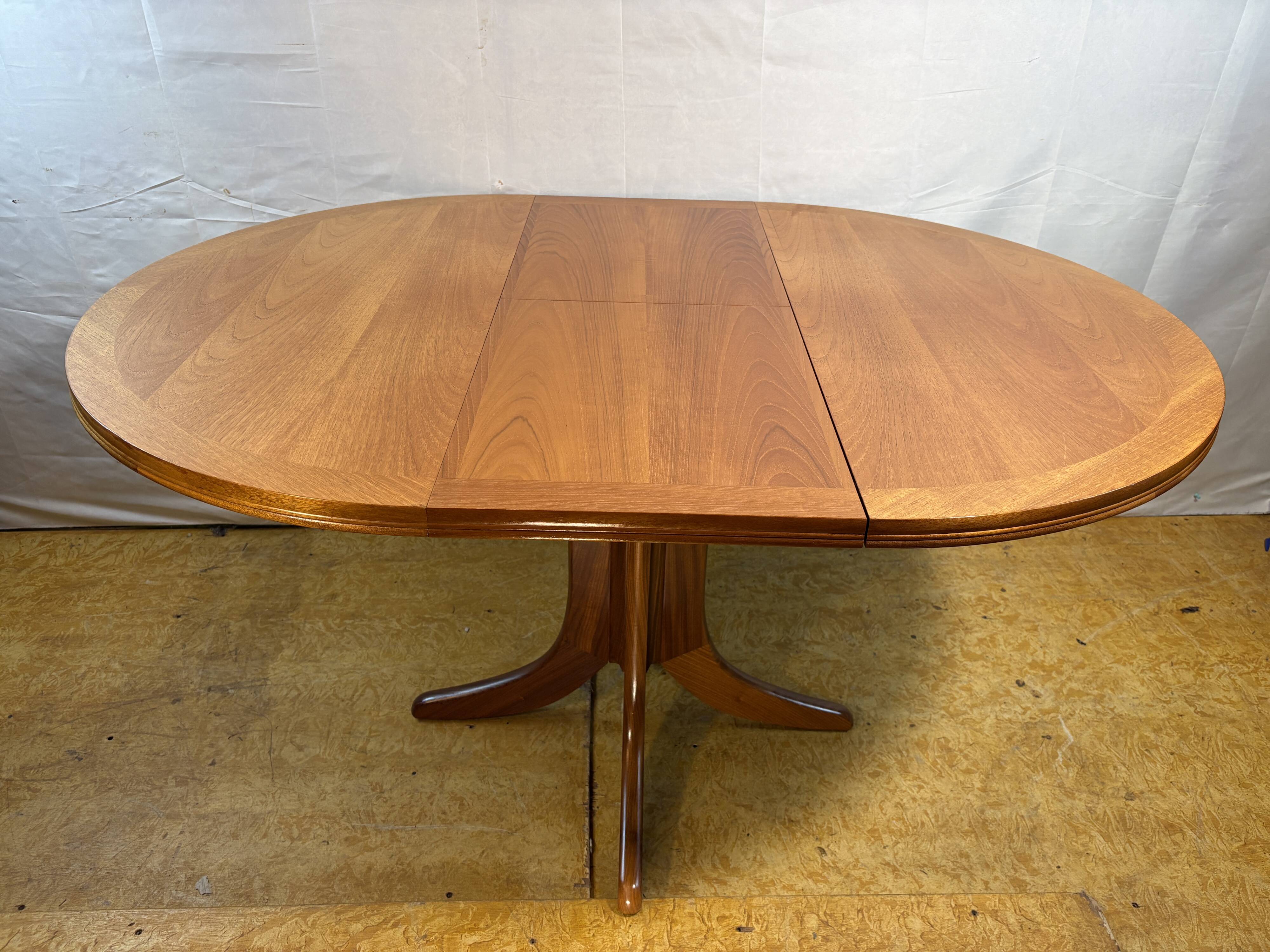 Mid-Century Retro Vintage Teak Extending Round Dining Table by Parker Knoll