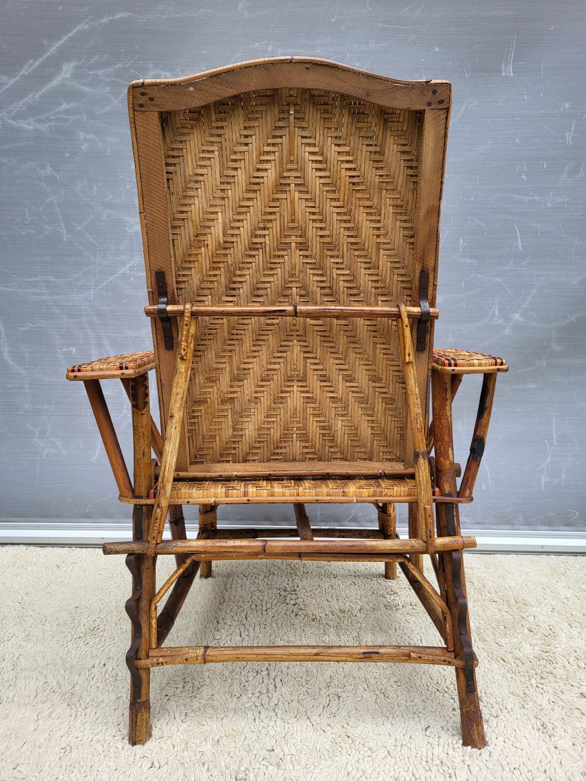 Riviera chaise longue • Art Deco • red and black rattan