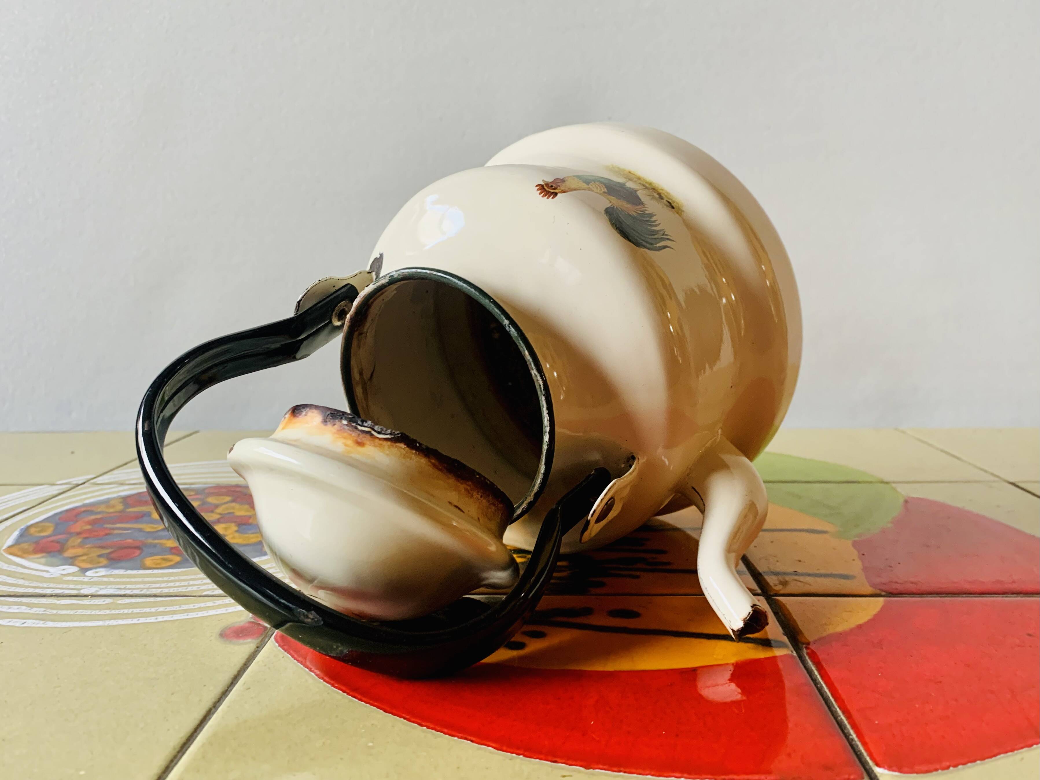 Vintage enameled sheet metal kettle - rooster decor