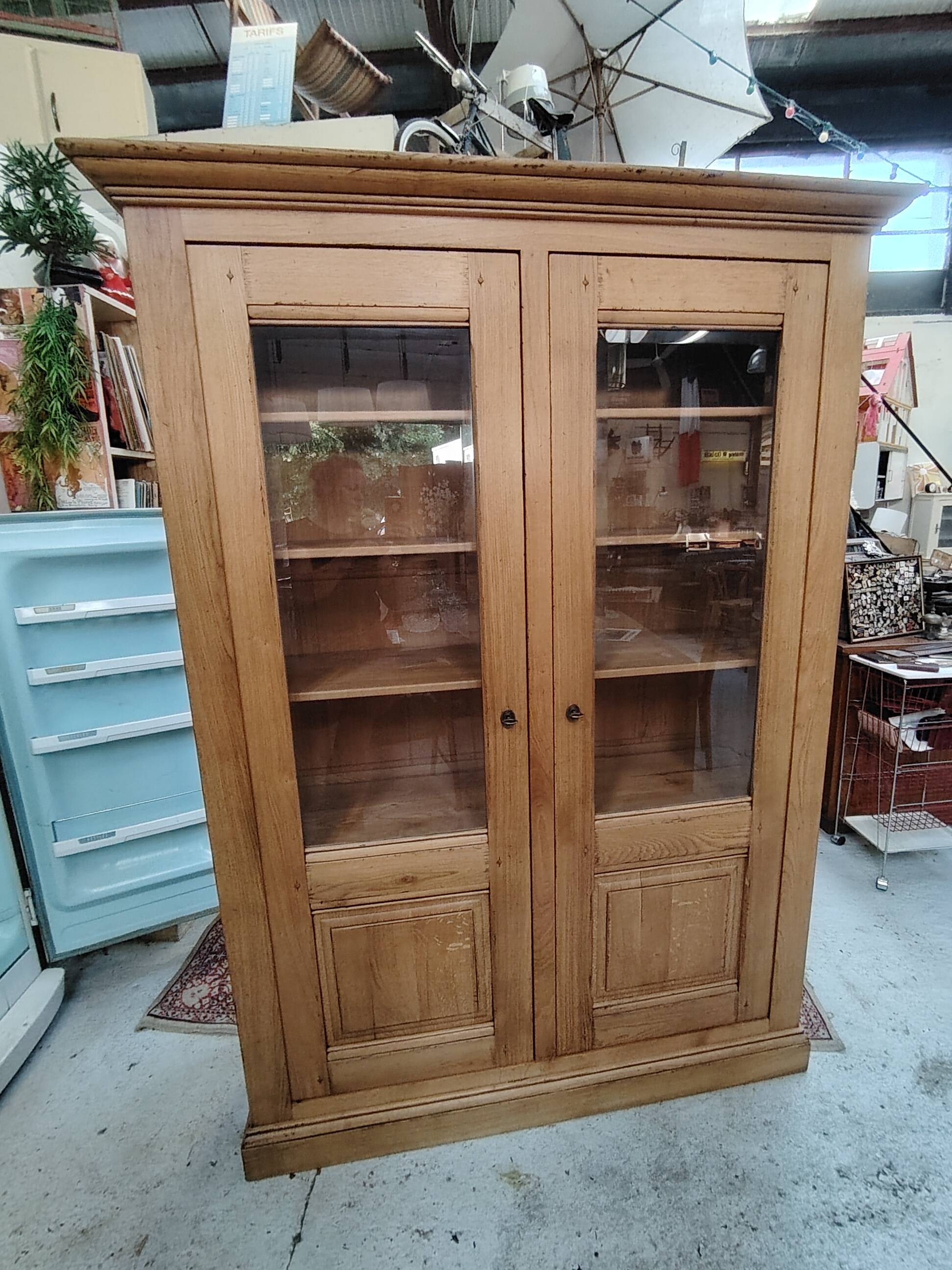Grande vitrine ancienne en bois massif blond façon meuble d'apothicaire