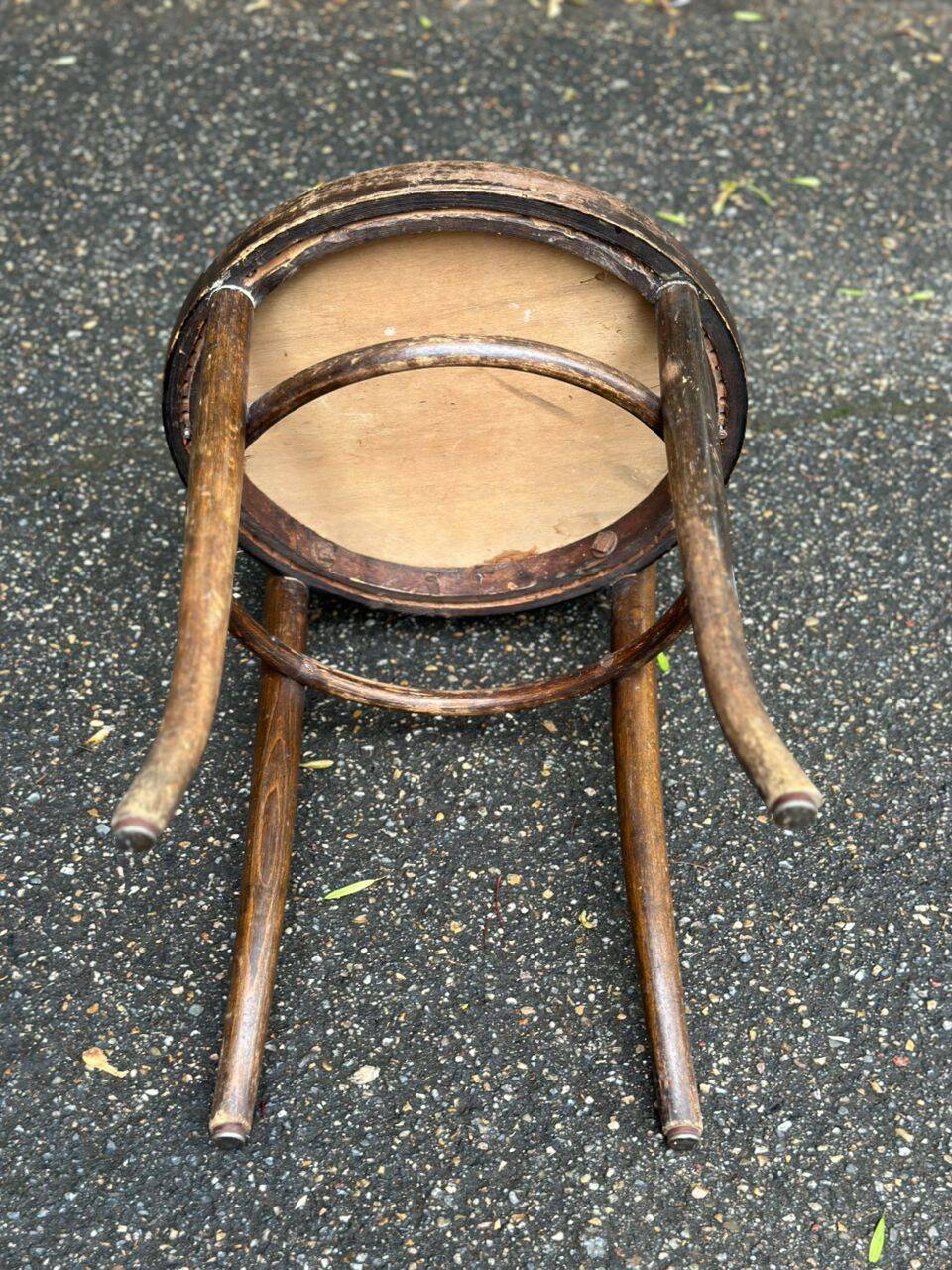 Vintage 19th-century bistro chair in curved solid wood, Thonet style.