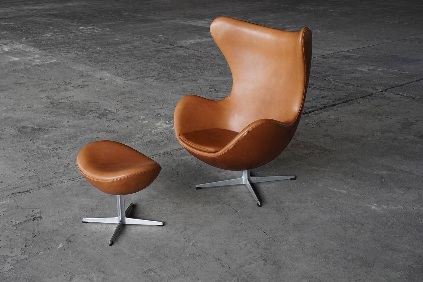 Early Egg chair with footstool by Arne Jacobsen for Fritz Hansen, Denmark 1960s