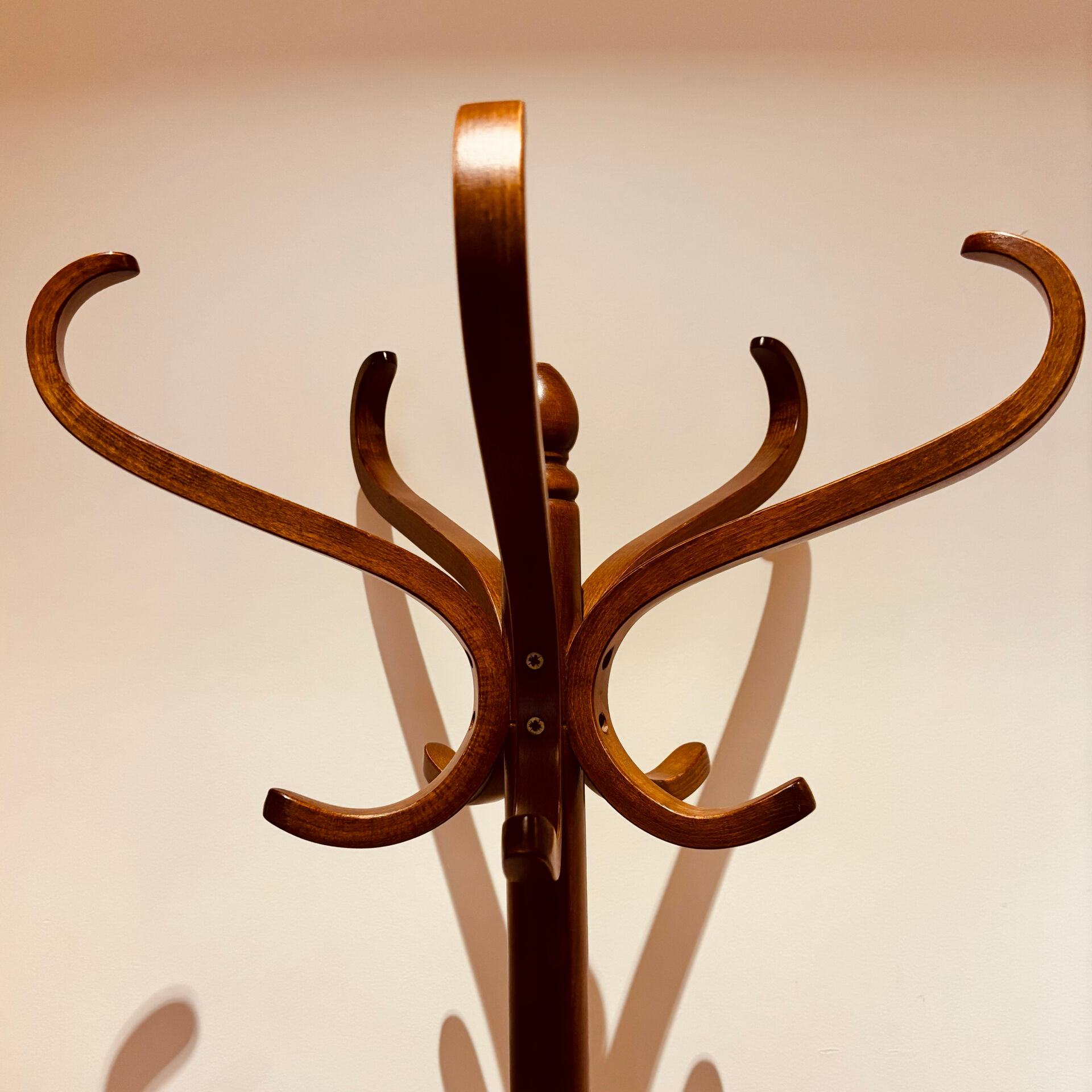 Baumann parrot coat rack