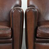 Ensemble de 2 fauteuils en peau de mouton au design art déco avec des couleurs chaudes.