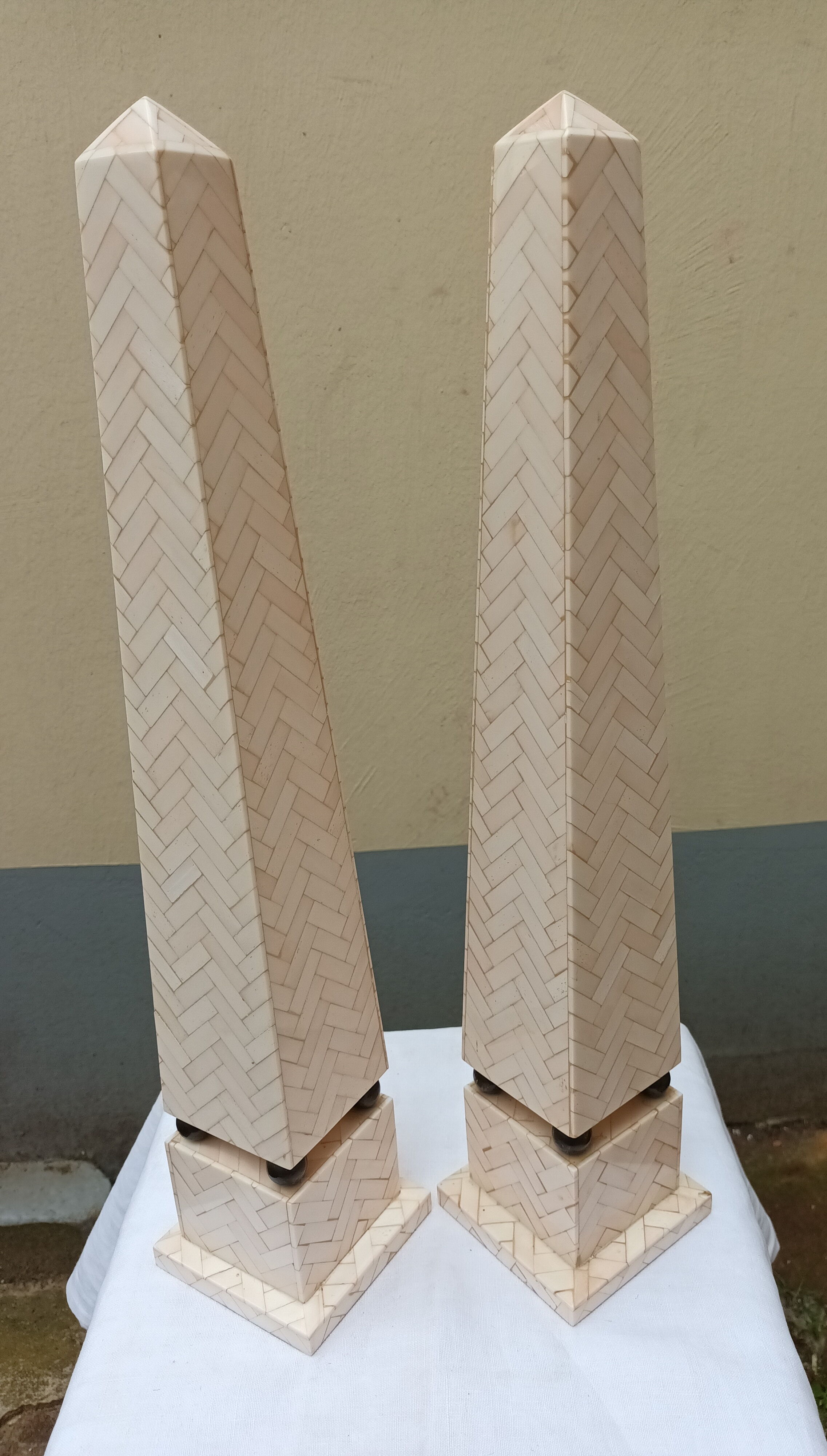 Pair of obelisk in bone marquetry, 70s