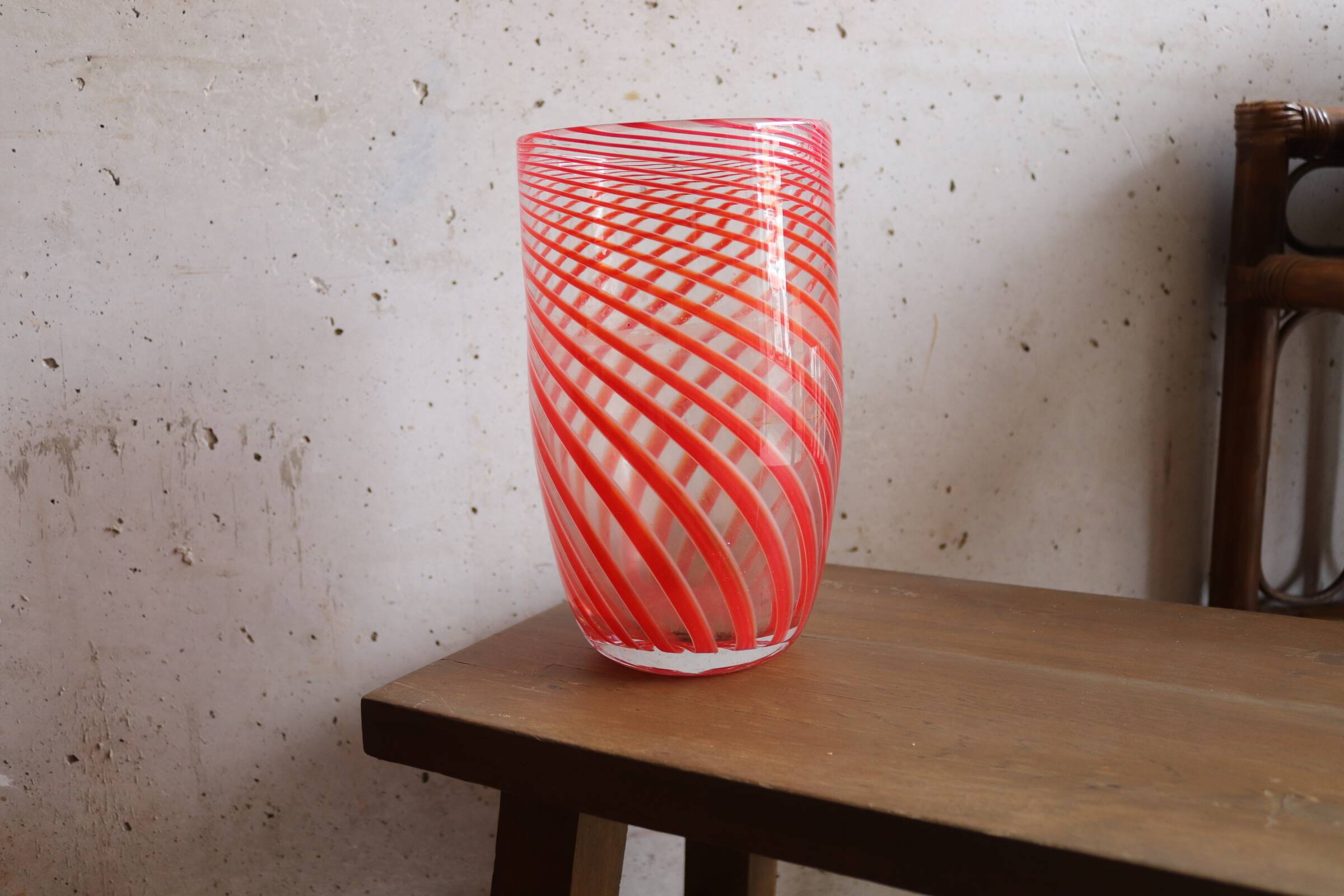 Blown glass vase with red spirals - Murano