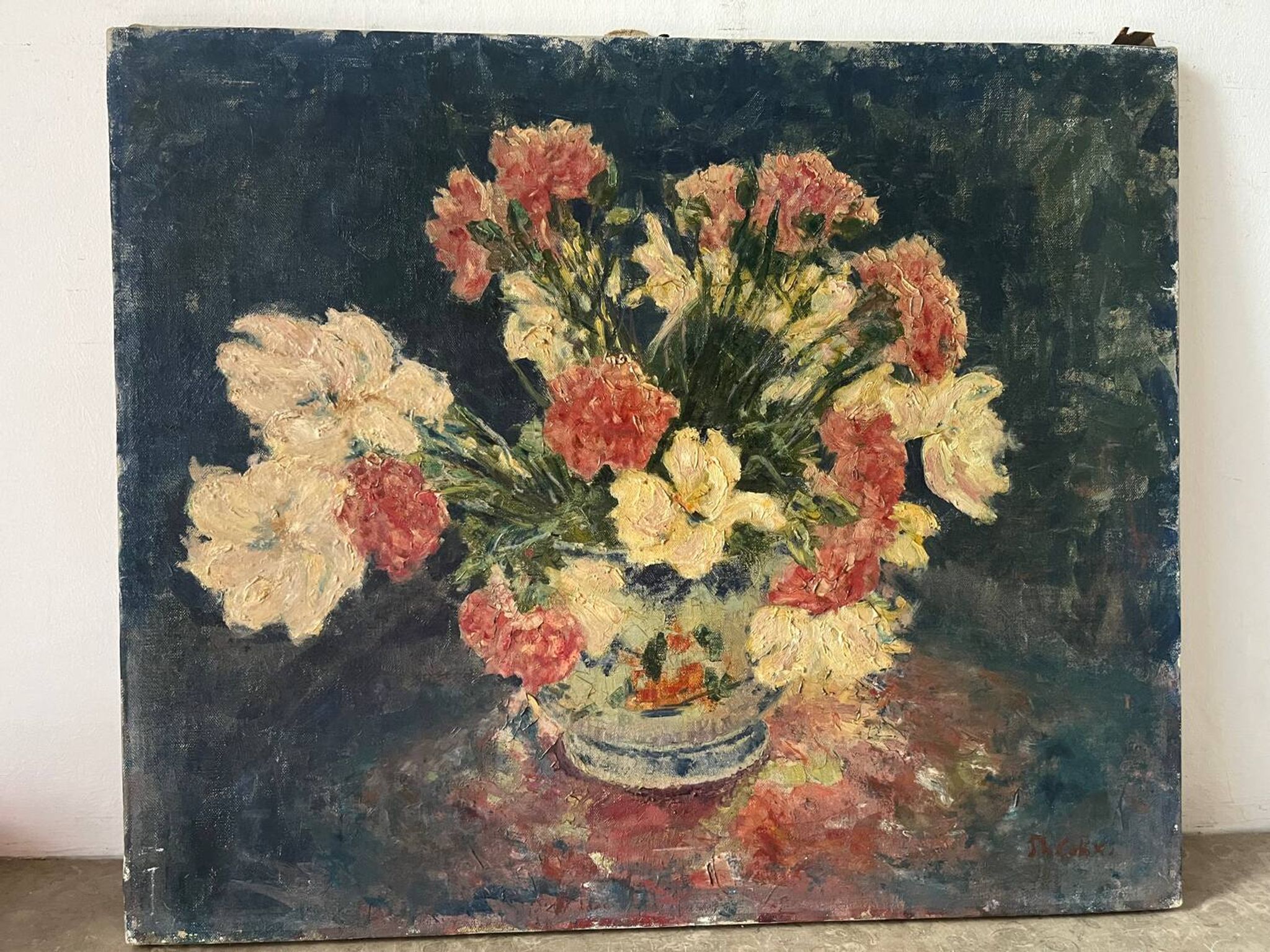Bouquet d’œillets en vase bleu et blanc, signée