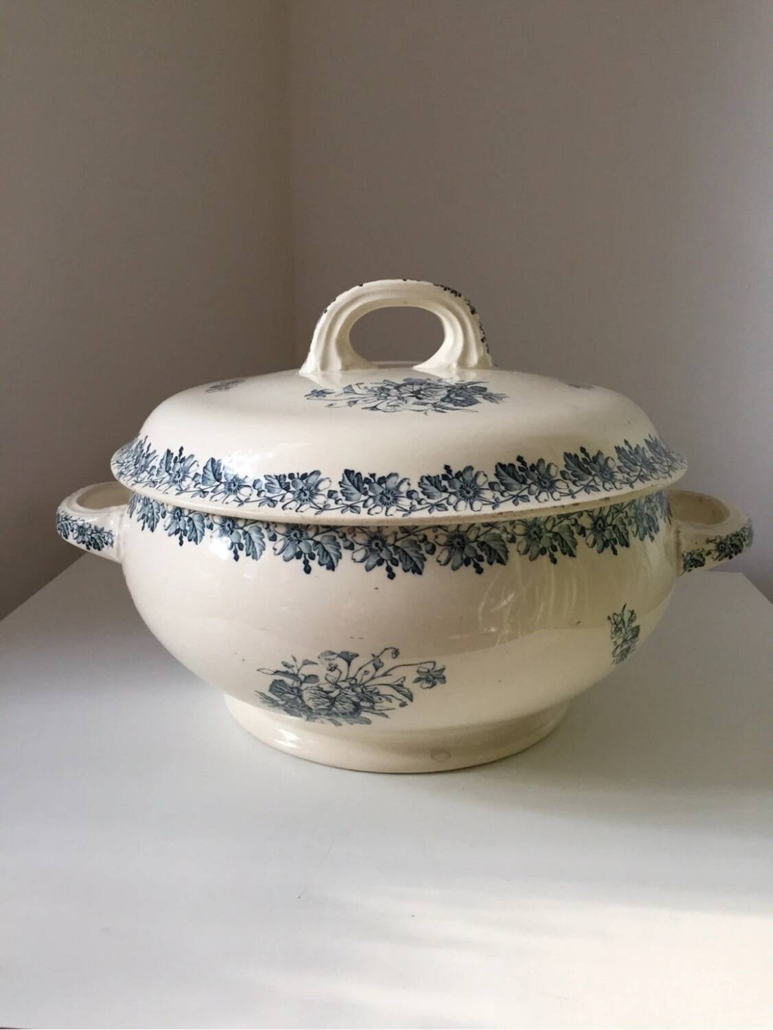 Ancienne Soupière Terre de Fer décor bleu fleuri