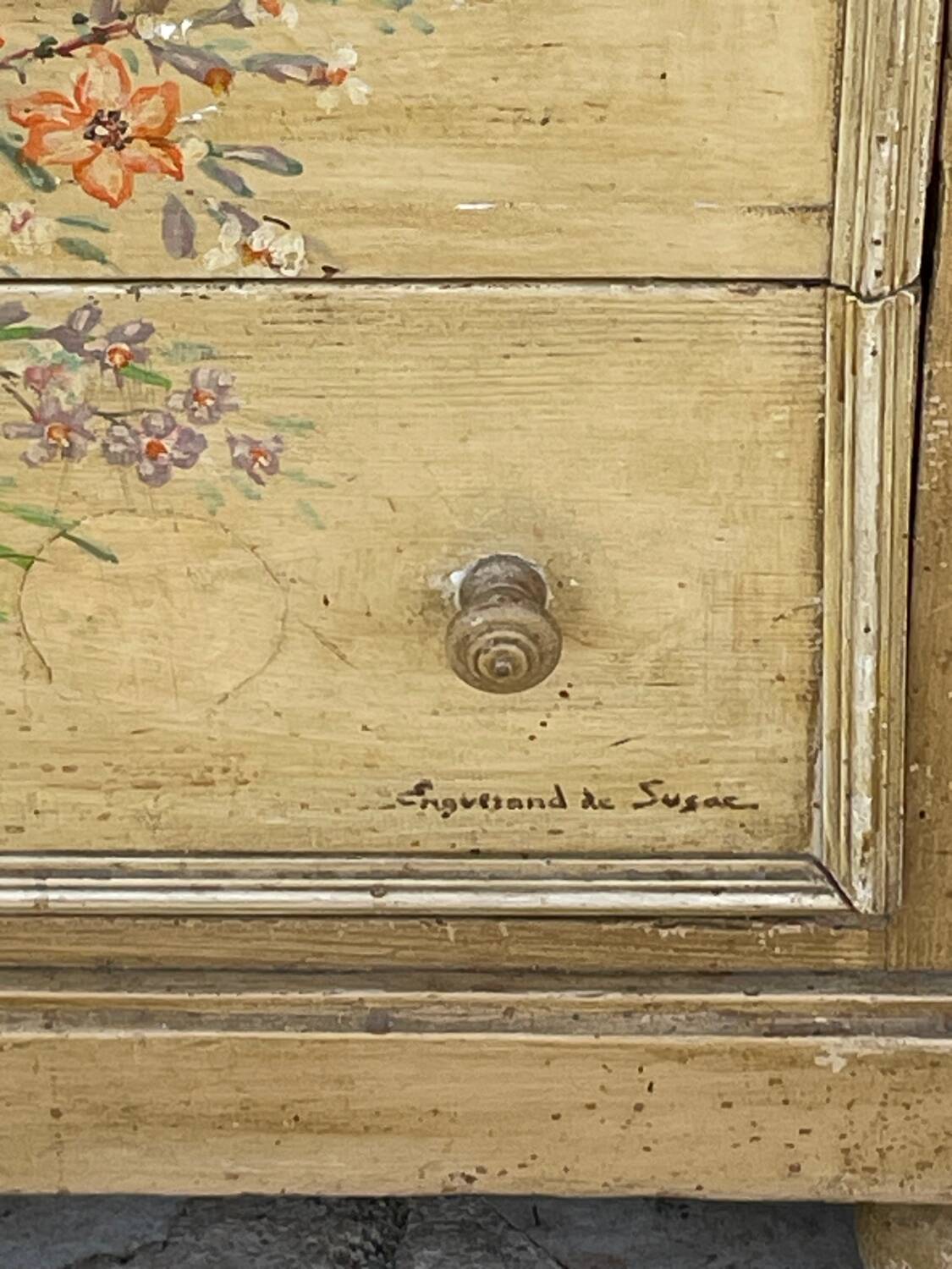 Commode en bois peint a décor de fleurs
