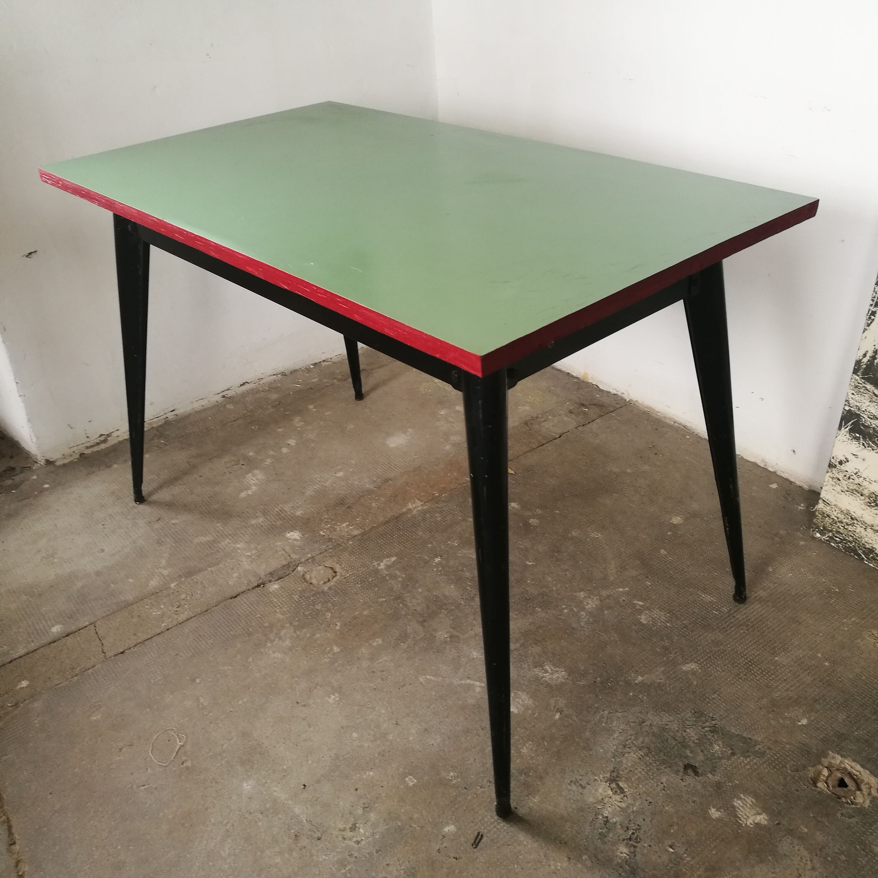 Table Tolix, by Xavier Pauchard pedestal compass