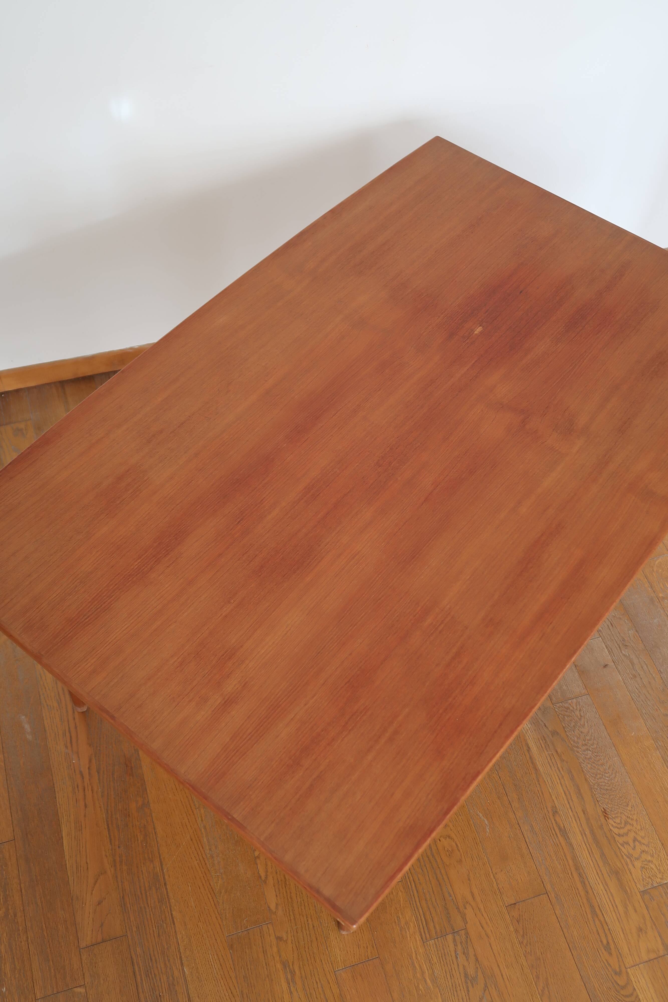 Extendable scandinavian table