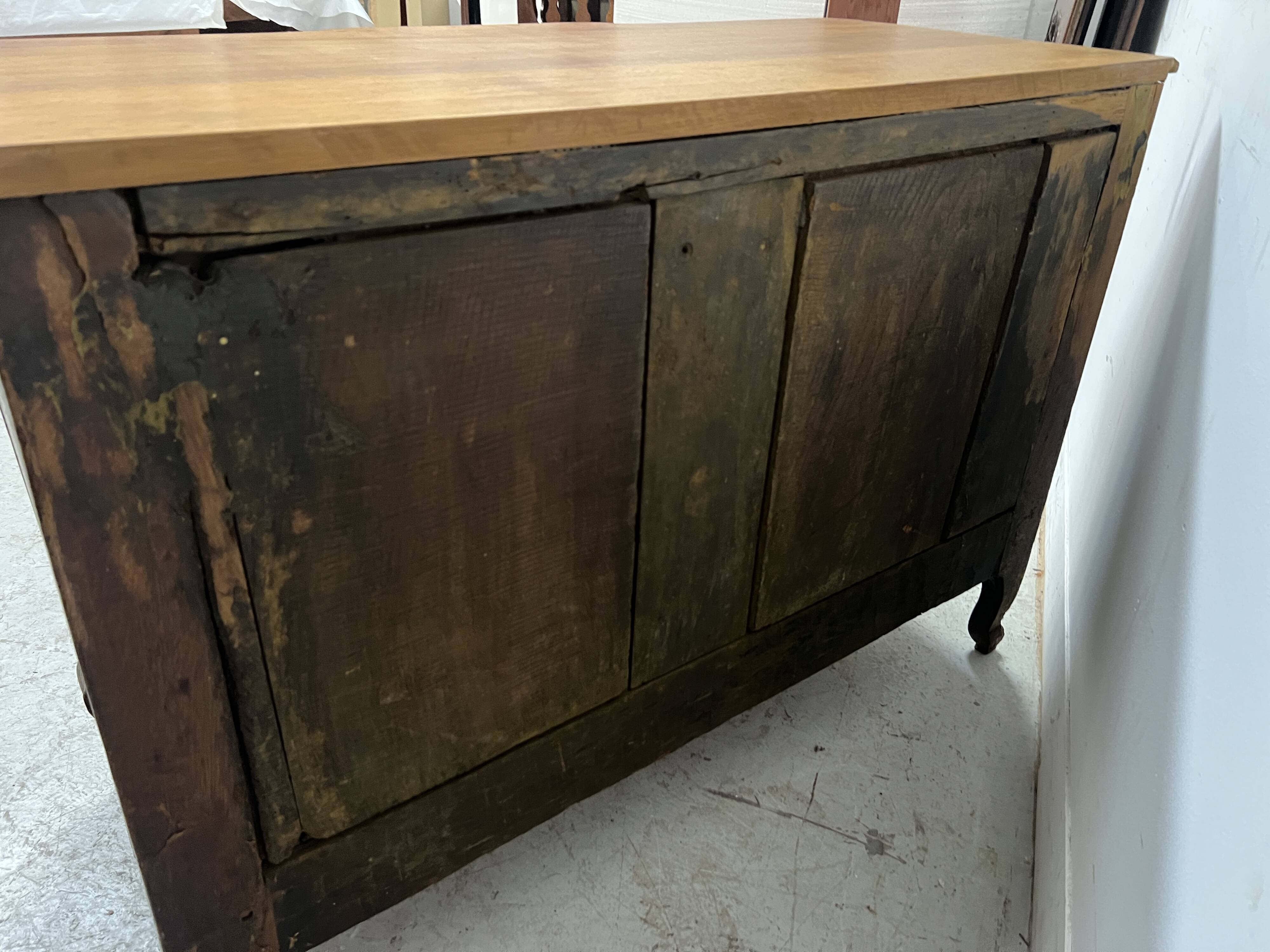 Louis XV commode with three drawers in solid walnut, 18th century