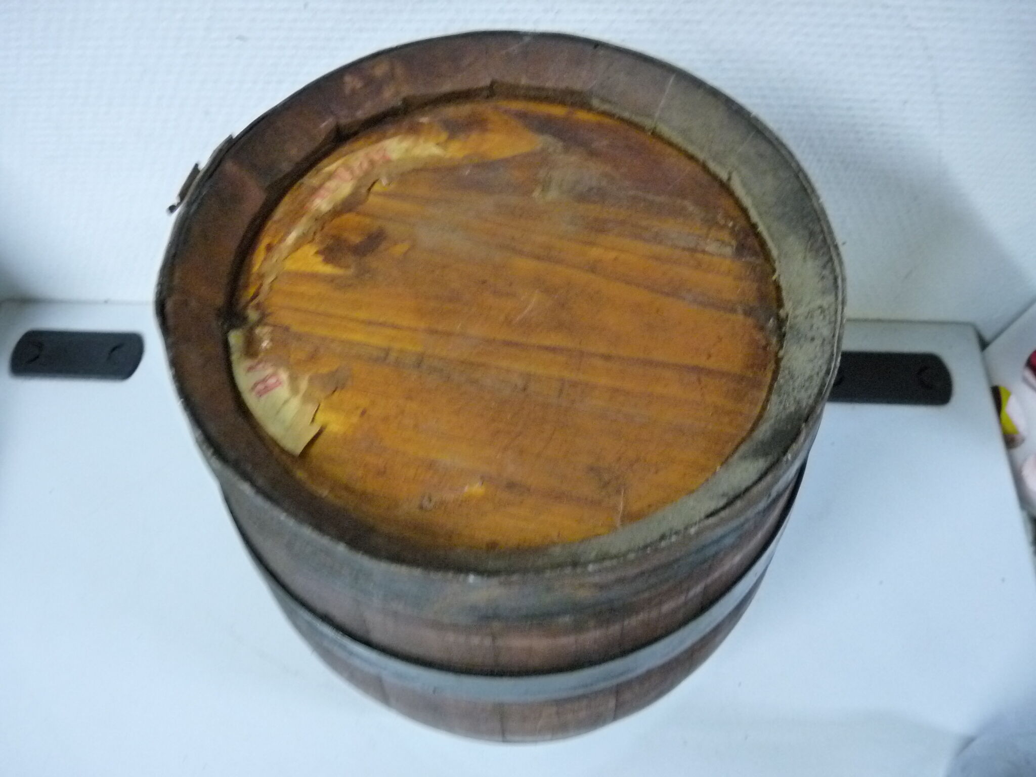 Ancien tonneau en bois et fer vin