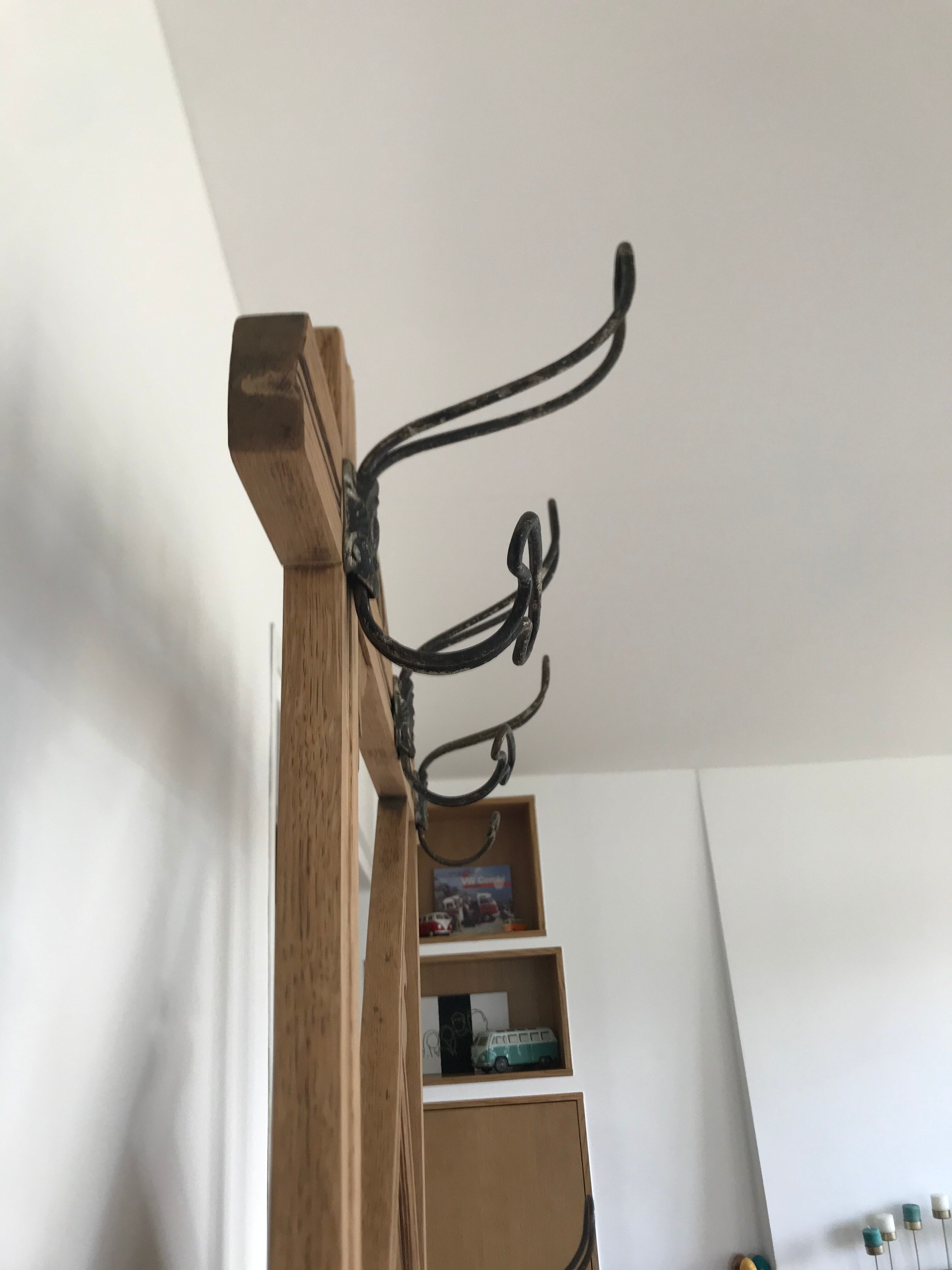 Coat-of-the-table wardrobe