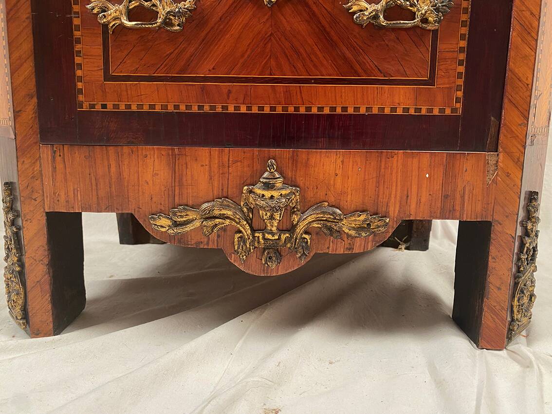 Elégant chiffonnier de style Louis XVI fin XIXe