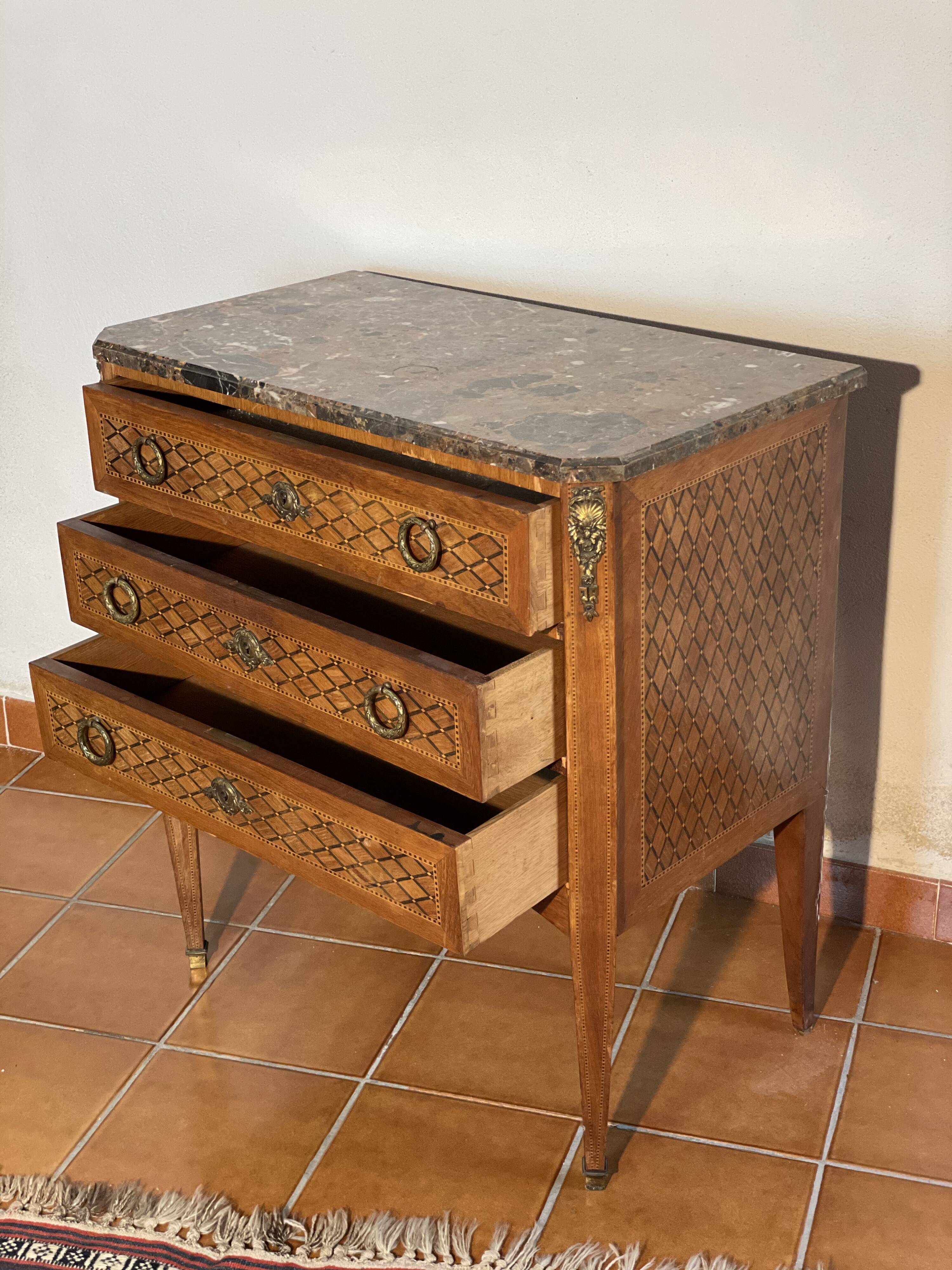 Commode antique avec intarsia &plateau en marbre
