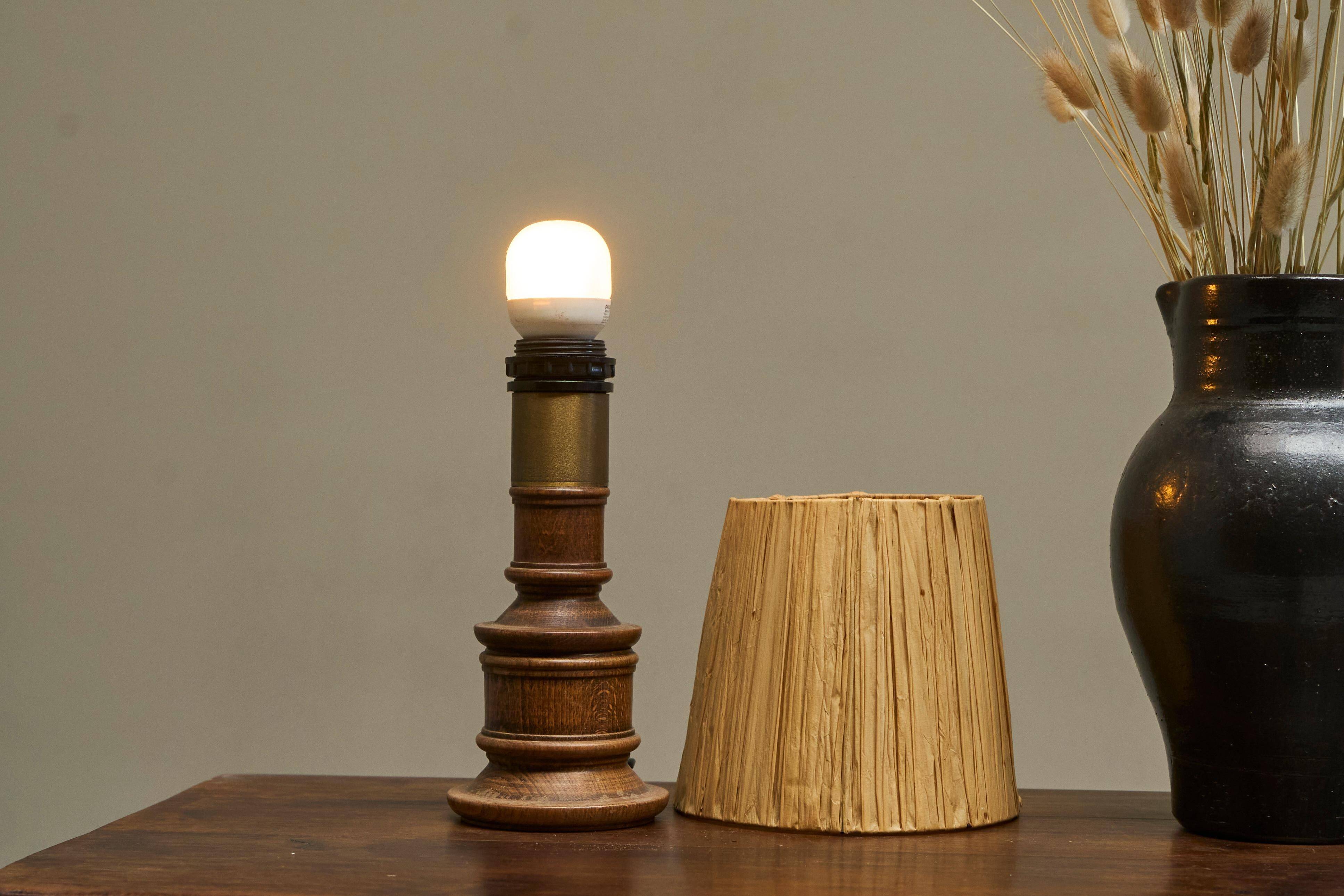 Mid-Century Accent Table Lamp in Solid Oak and Patinated Brass