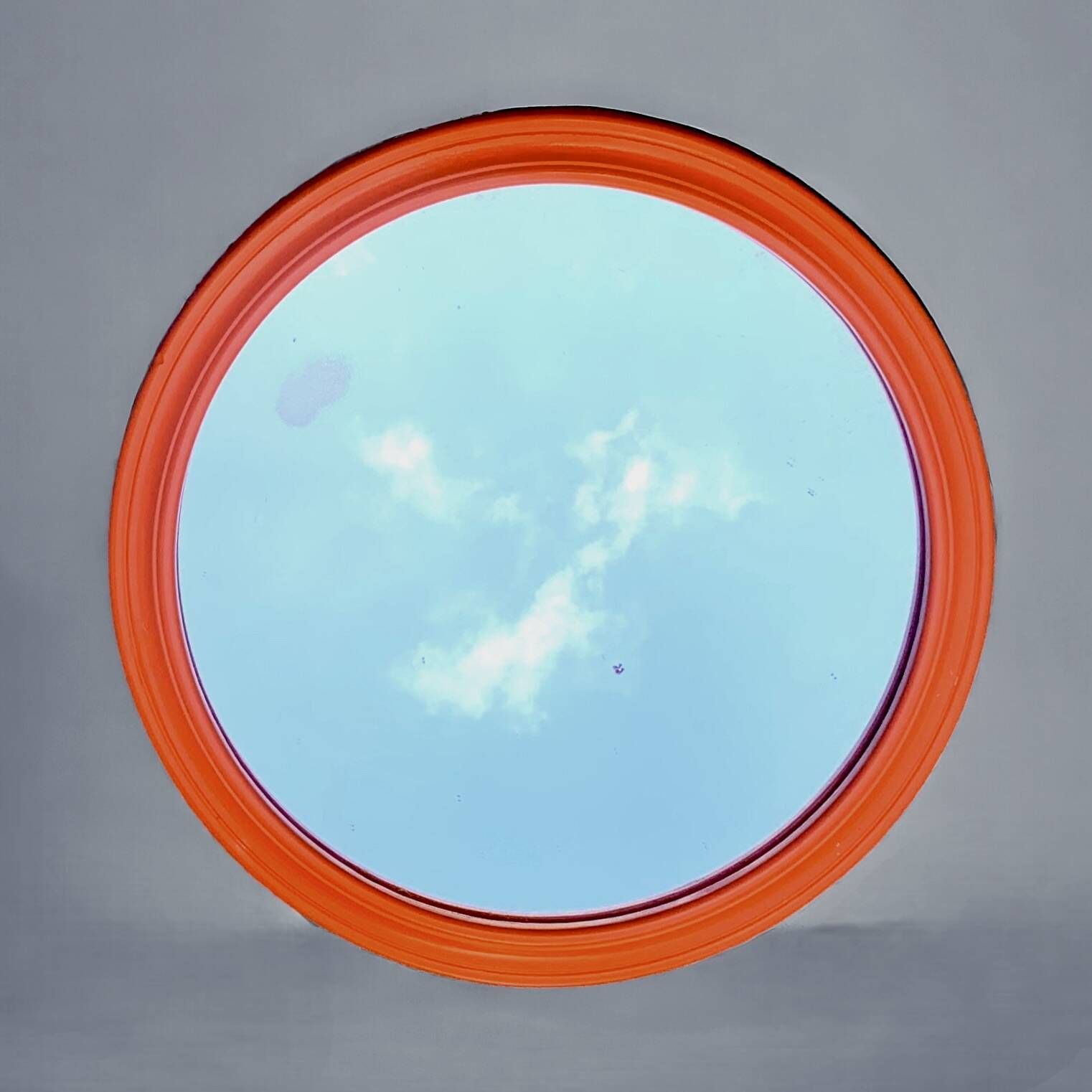 Vintage round wall mirror in orange painted wood - diameter: 48 cm