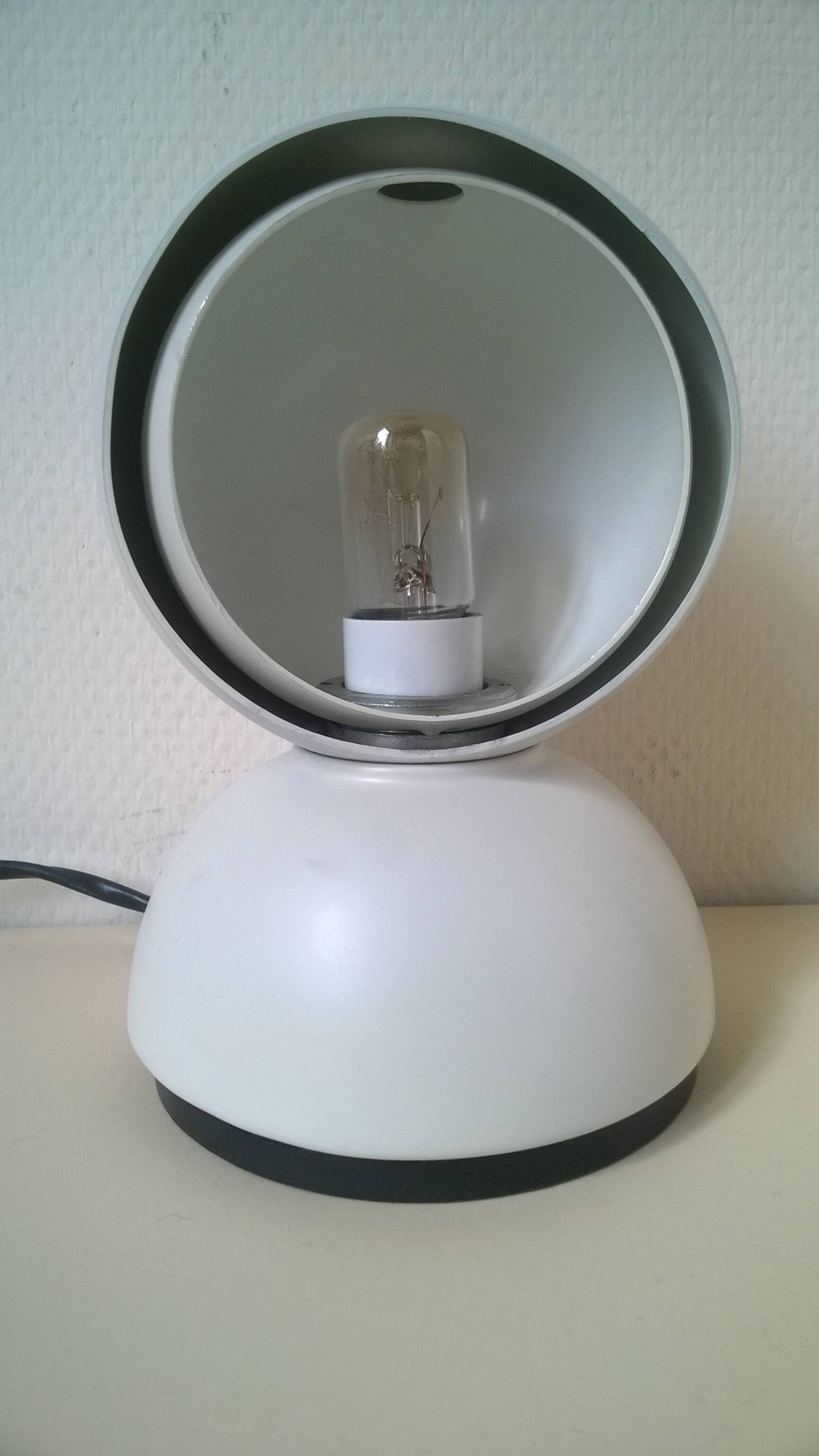 Lampe de table design Artemide modèle Eclisse par Vico Magistretti