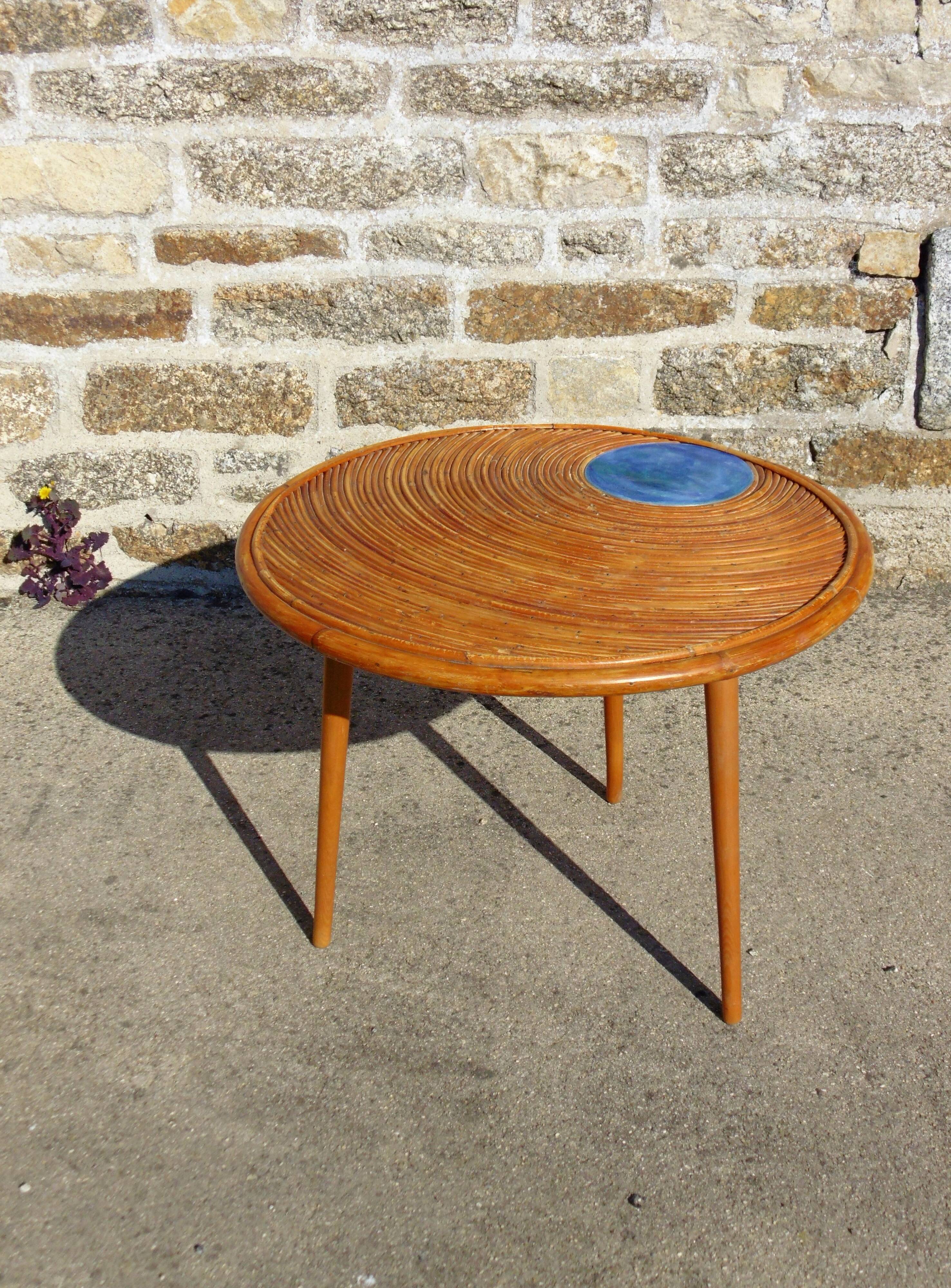 Round coffee table deco tray in rattan and ceramics