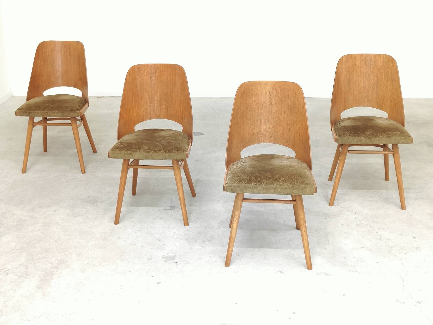 Set of 4 chairs model 514 by Radomir Hofman for Ton 1960