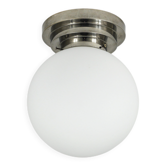 Grande lampe plafonnier globe en verre opalin nickel art déco