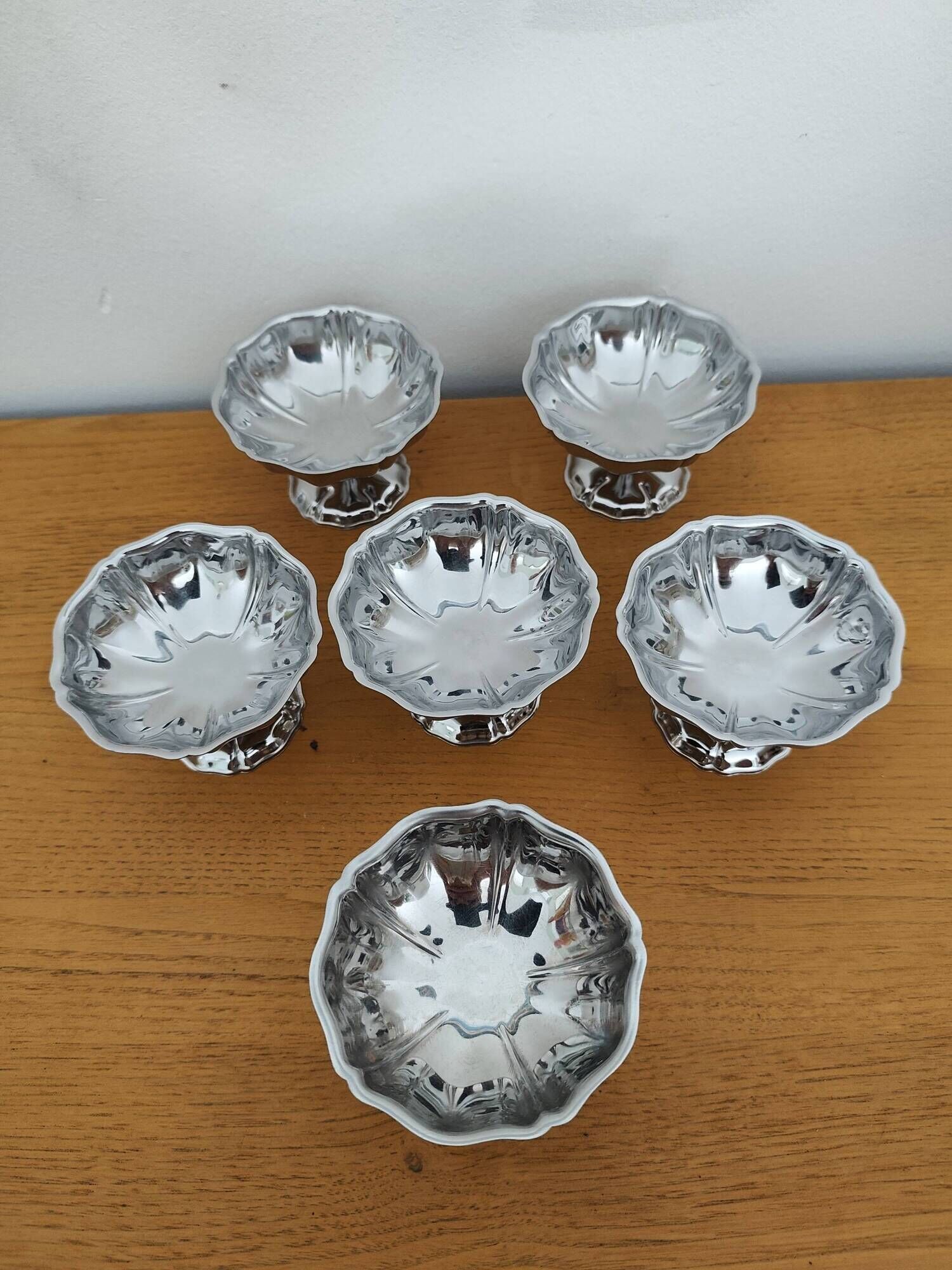 Set of 6 stainless steel ice cream bowls from the 1970s.