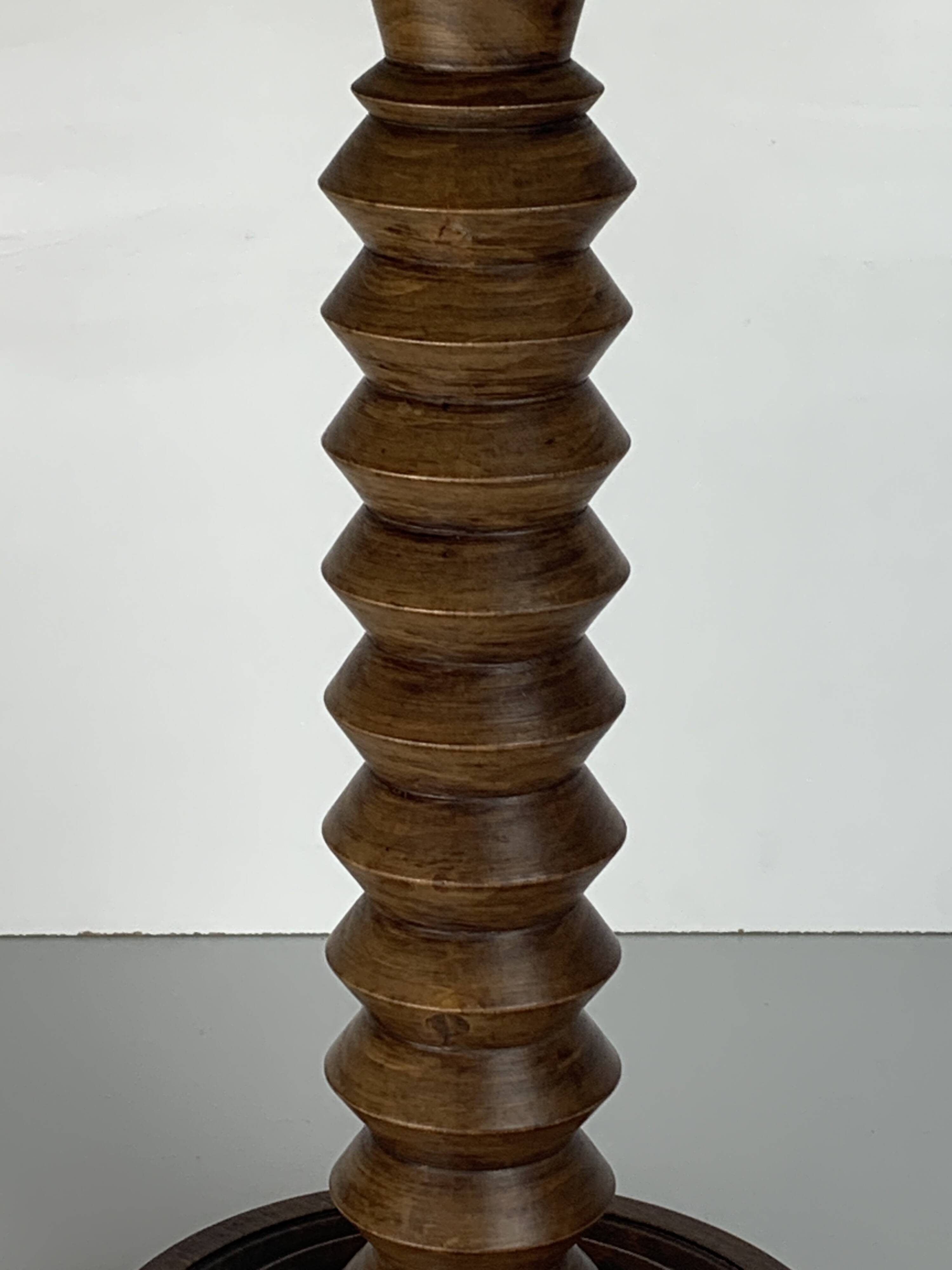 Lampe de table moderniste en bois tourné dans le style de Charles Dudouyt, France années 1940