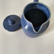 Pichet en grès bleu nuancé avec filtre intégré