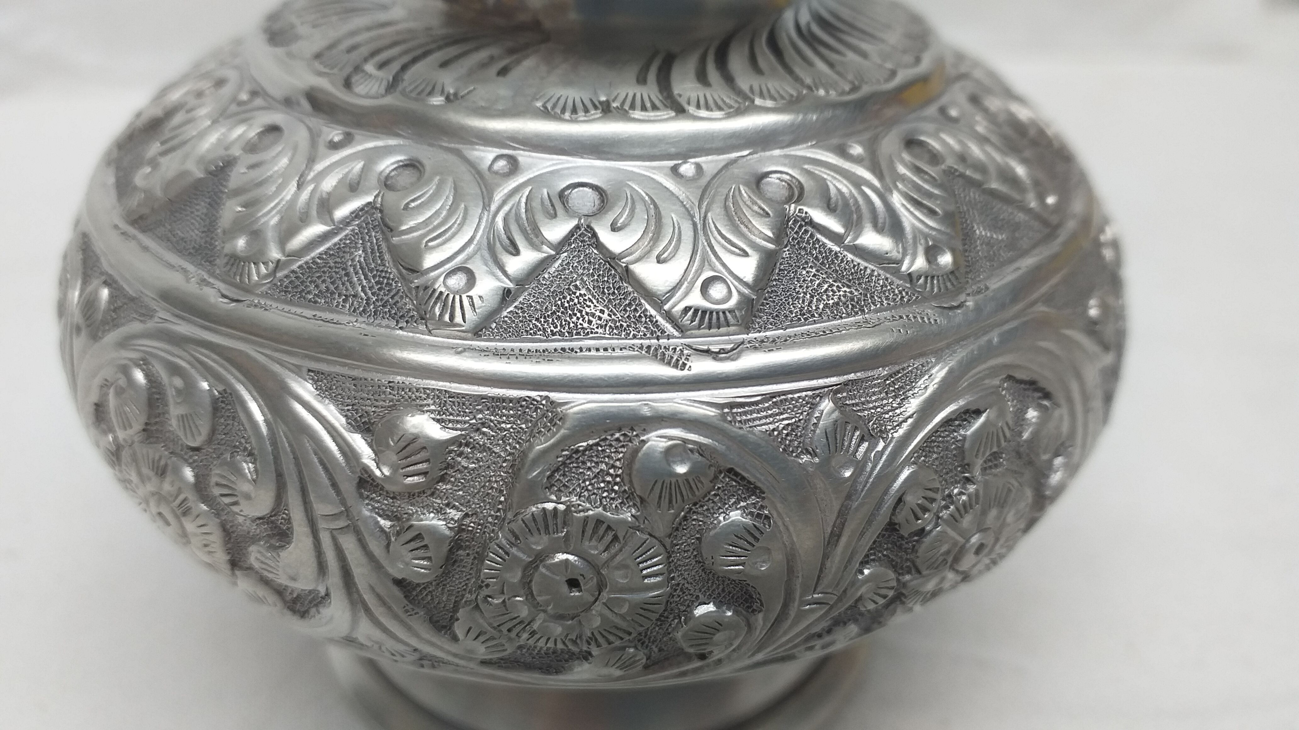 900 solid silver domed vase with floral motifs 196g