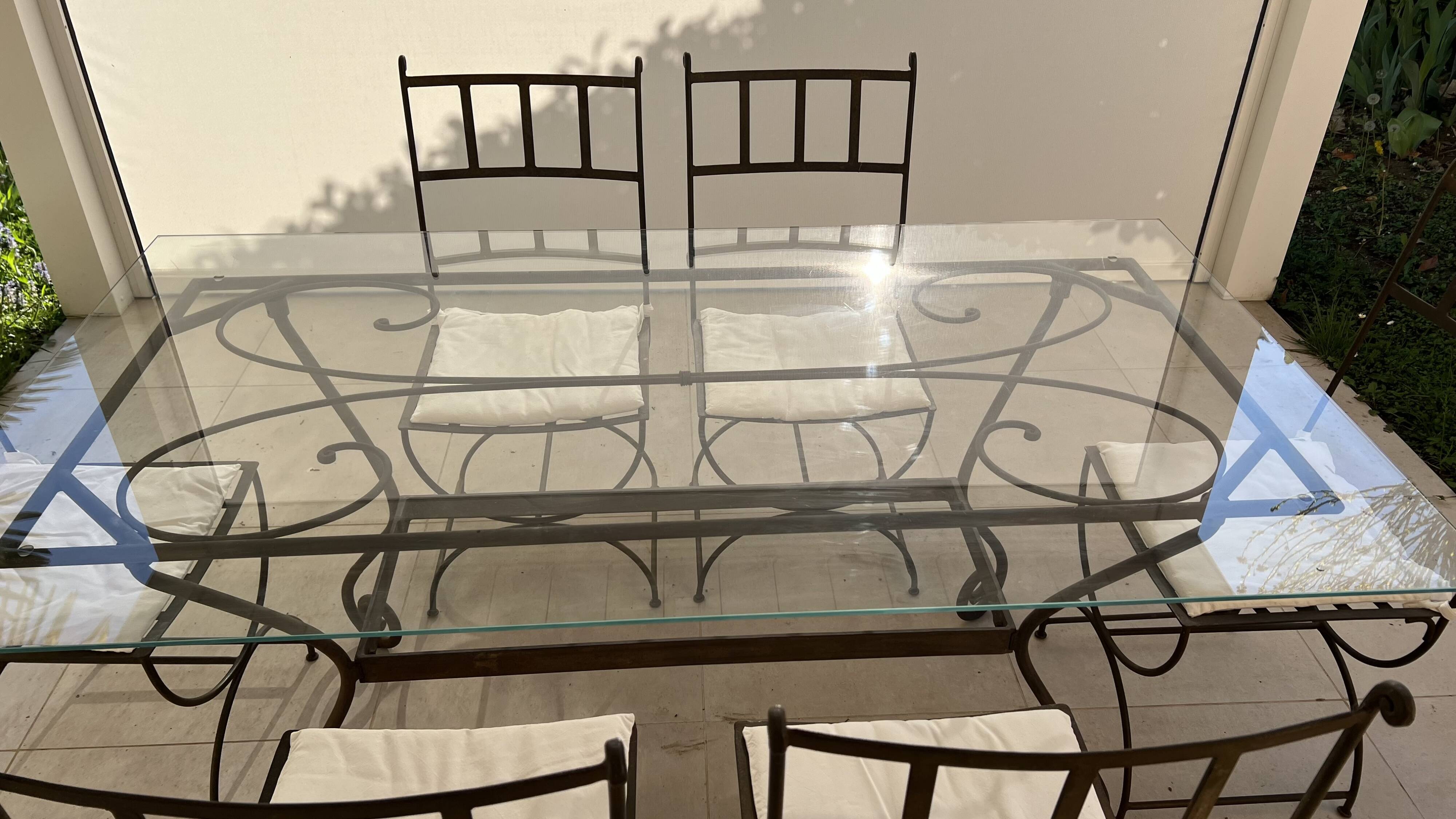 Table de terrasse plateau en verre + 6 chaises en fer forgé