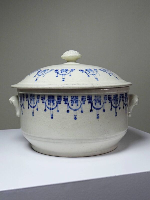 Bouillon/cocotte ancienne en terre de fer émaillée à décor bleu St Uze