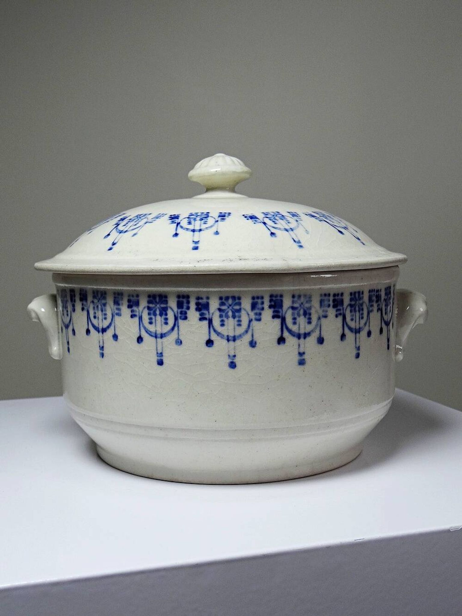 Bouillon/cocotte ancienne en terre de fer émaillée à décor bleu St Uze
