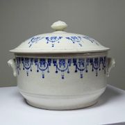 Bouillon/cocotte ancienne en terre de fer émaillée à décor bleu St Uze