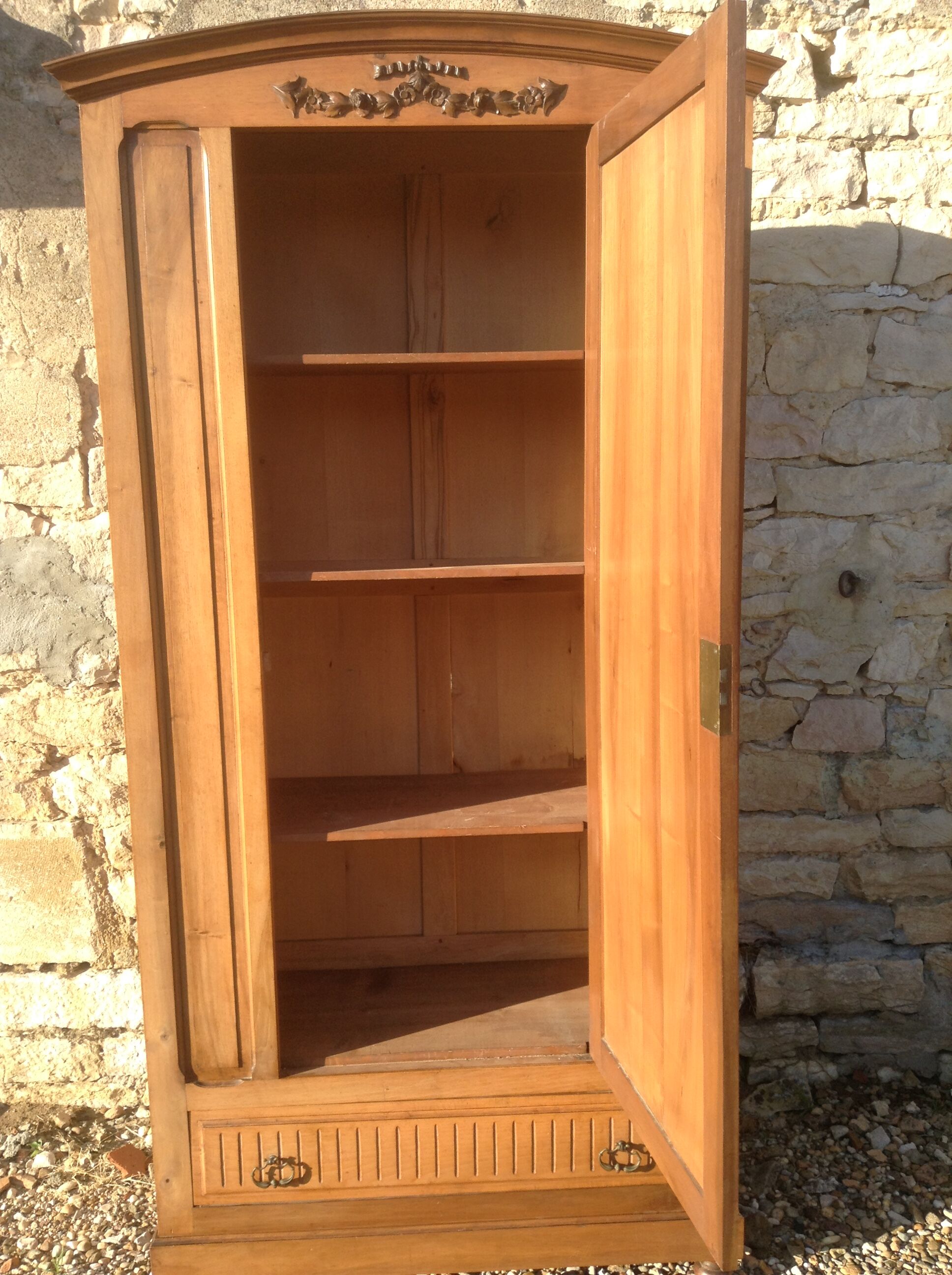 Wardrobe in walnut
