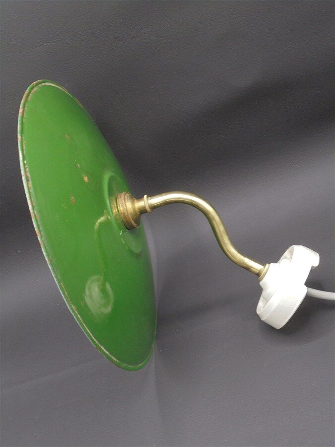 Enamelled metal wall