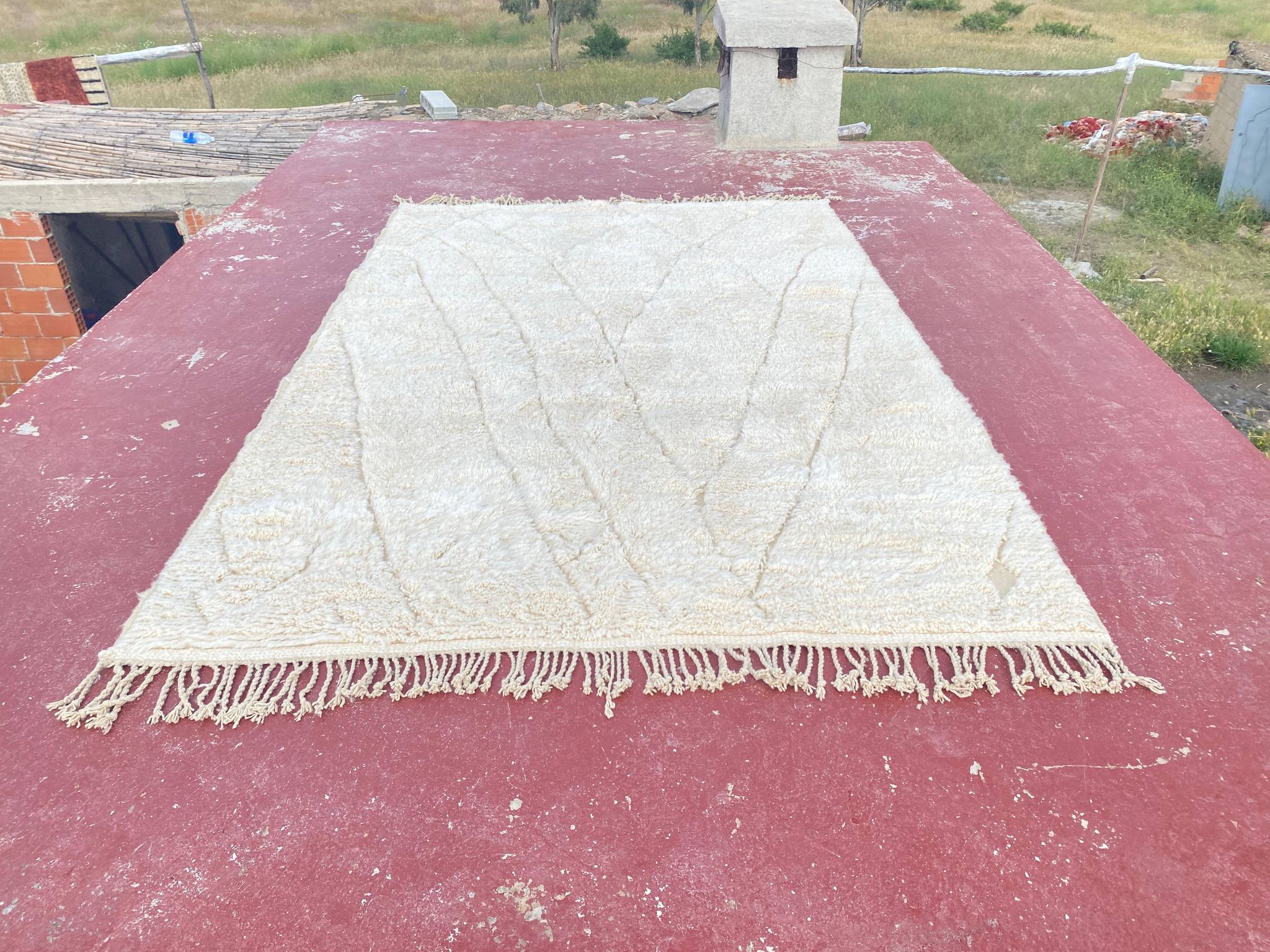 Large cream Beni Ouarain rug with tone-on-tone diamond pattern – 300 x 200 cm
