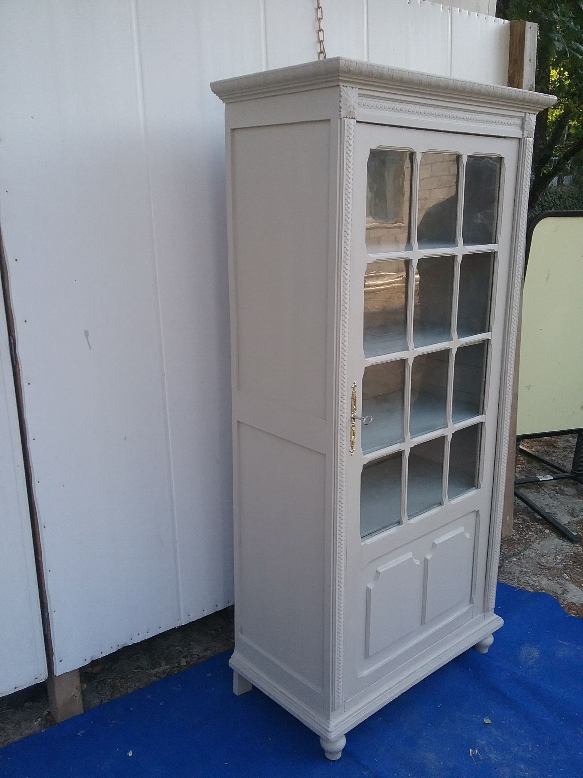 Vintage Parisian showcase