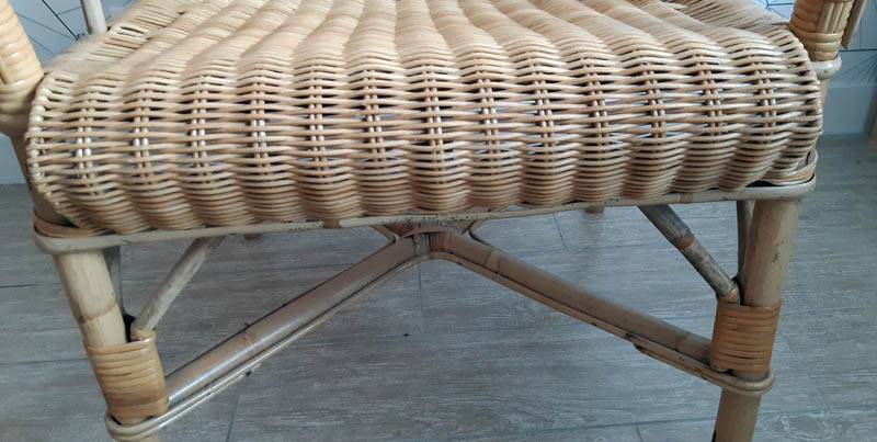 Fauteuil vintage en rotin tressé.