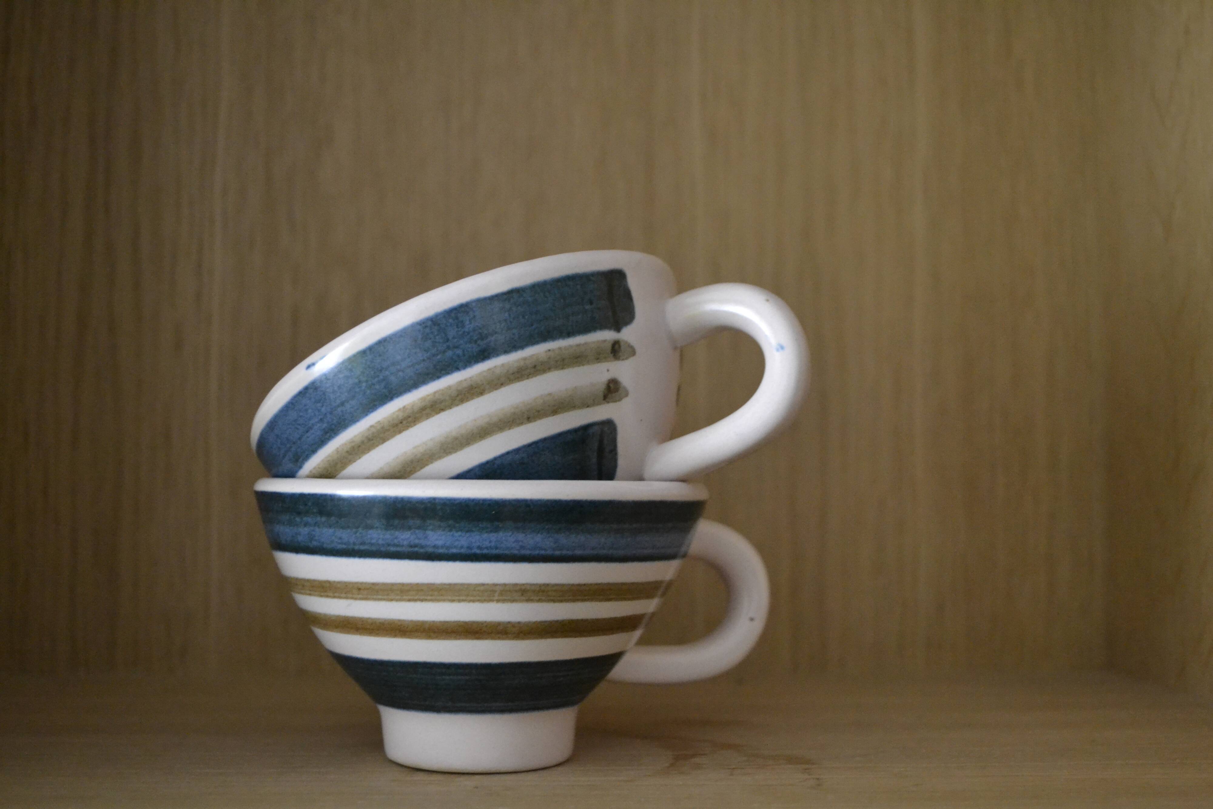Set of 2 cups Gourin, Triskel with blue and brown stripe
