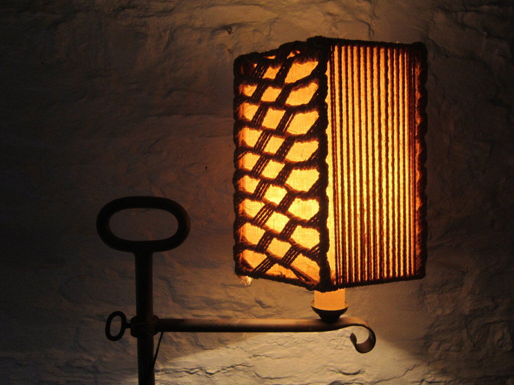 Tripode gallows lamp