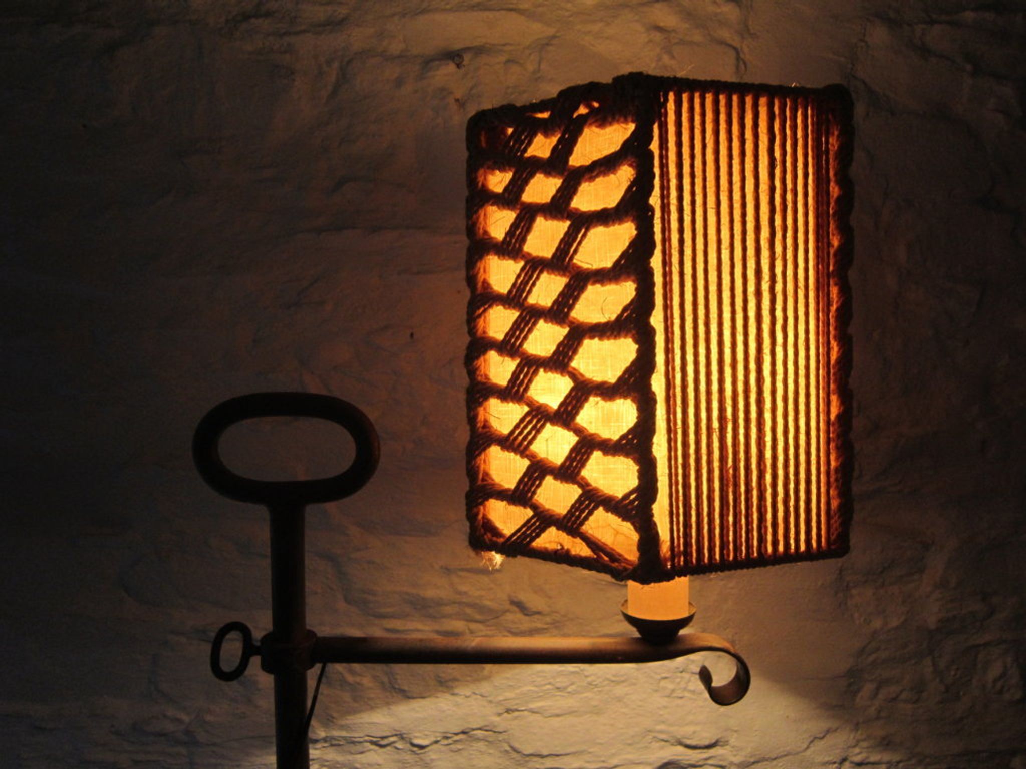 Tripode gallows lamp