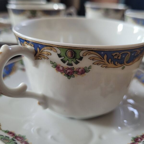 ​8 tasses et soucoupes Bernardaud Limoges, circa 1900-1920