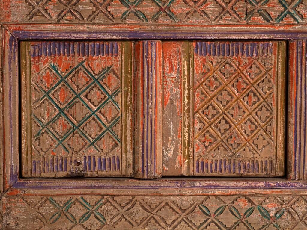 Meuble bas ancien sculpté polychrome en sapin – Xinjiang, vers 1900
