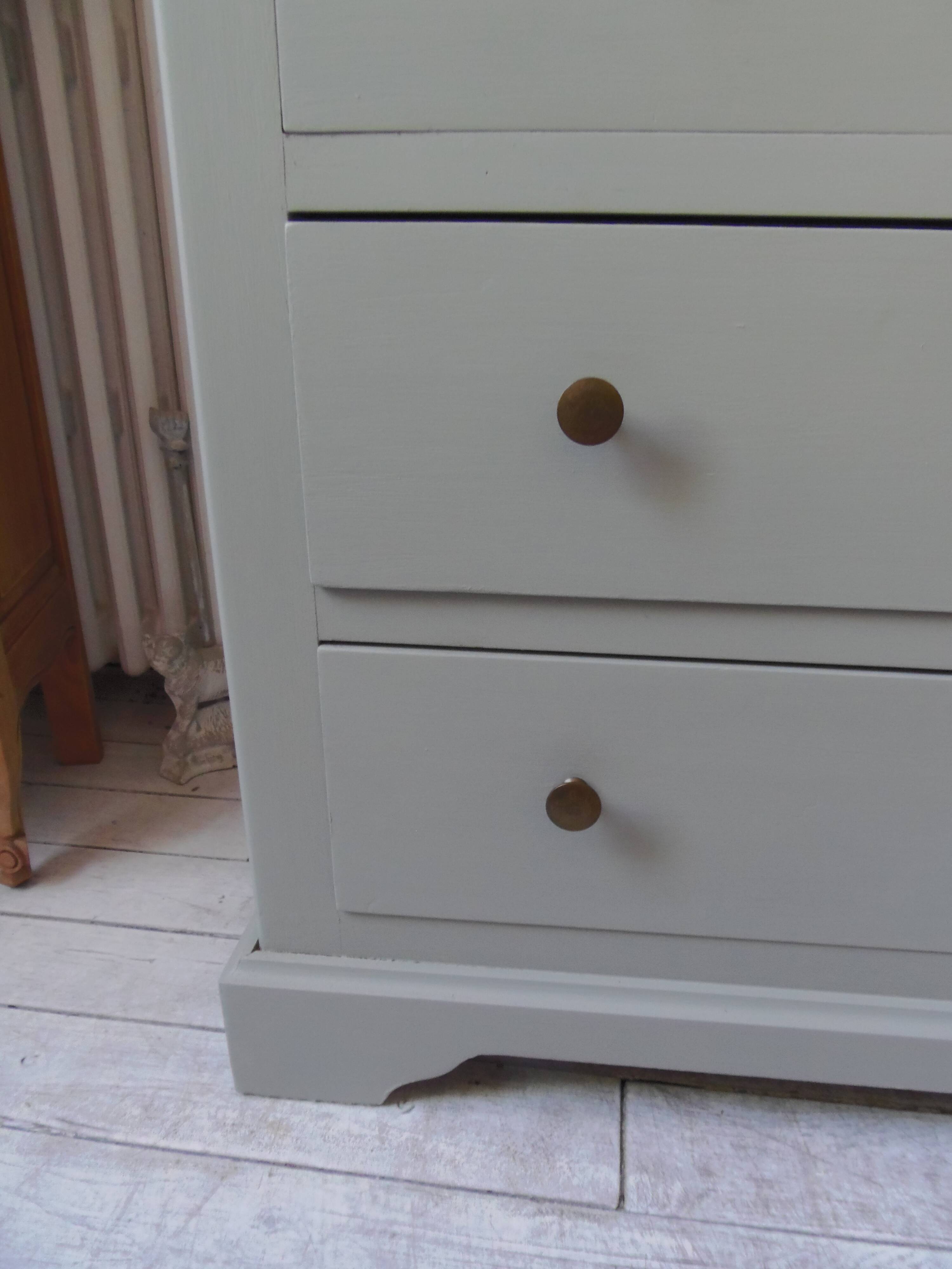 Commode de belle facture style Louis Philippe sublimée en vert de gris
