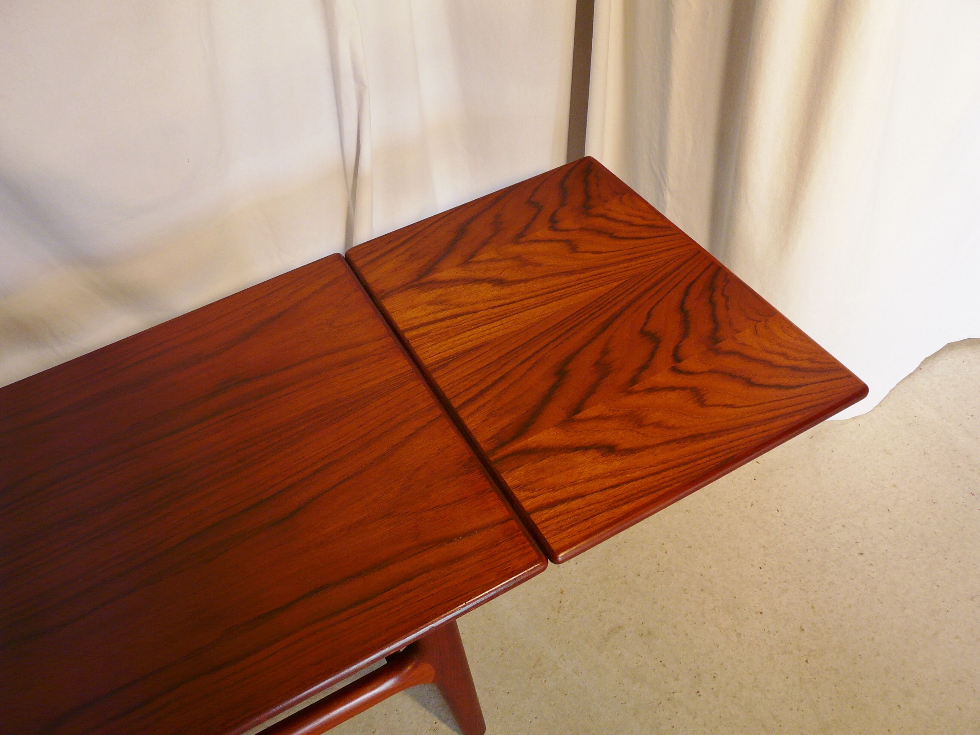 Expandable Scandinavian teak coffee table