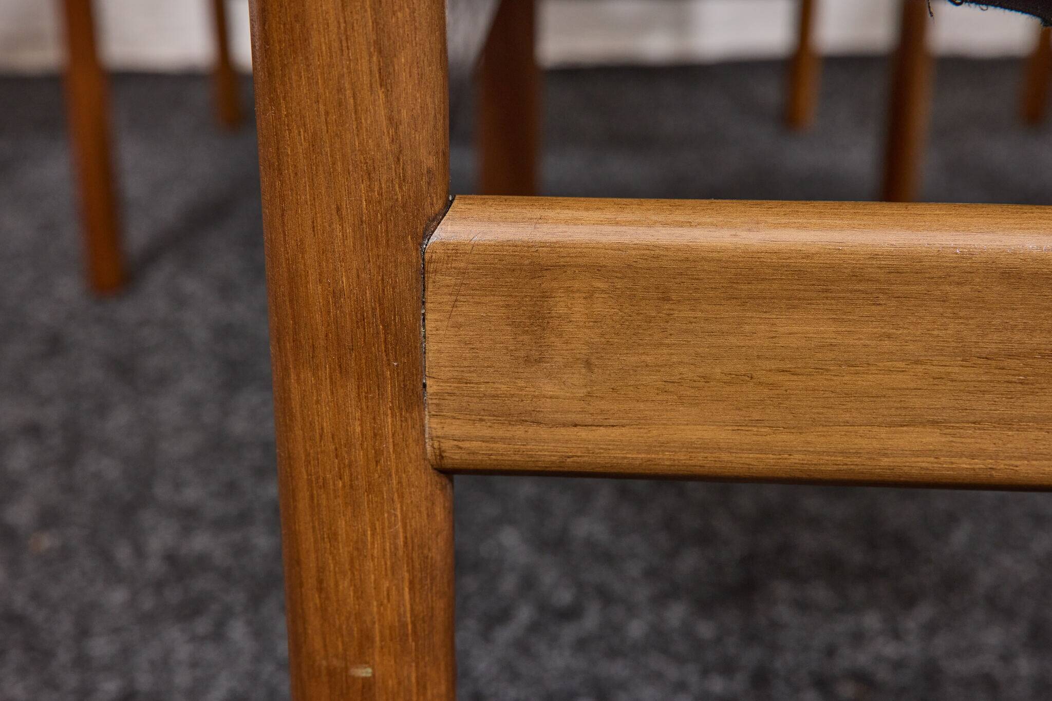 Chaises de salle à manger/conférence vintage avec accoudoirs en noyer et cuir vinyle d'origine b