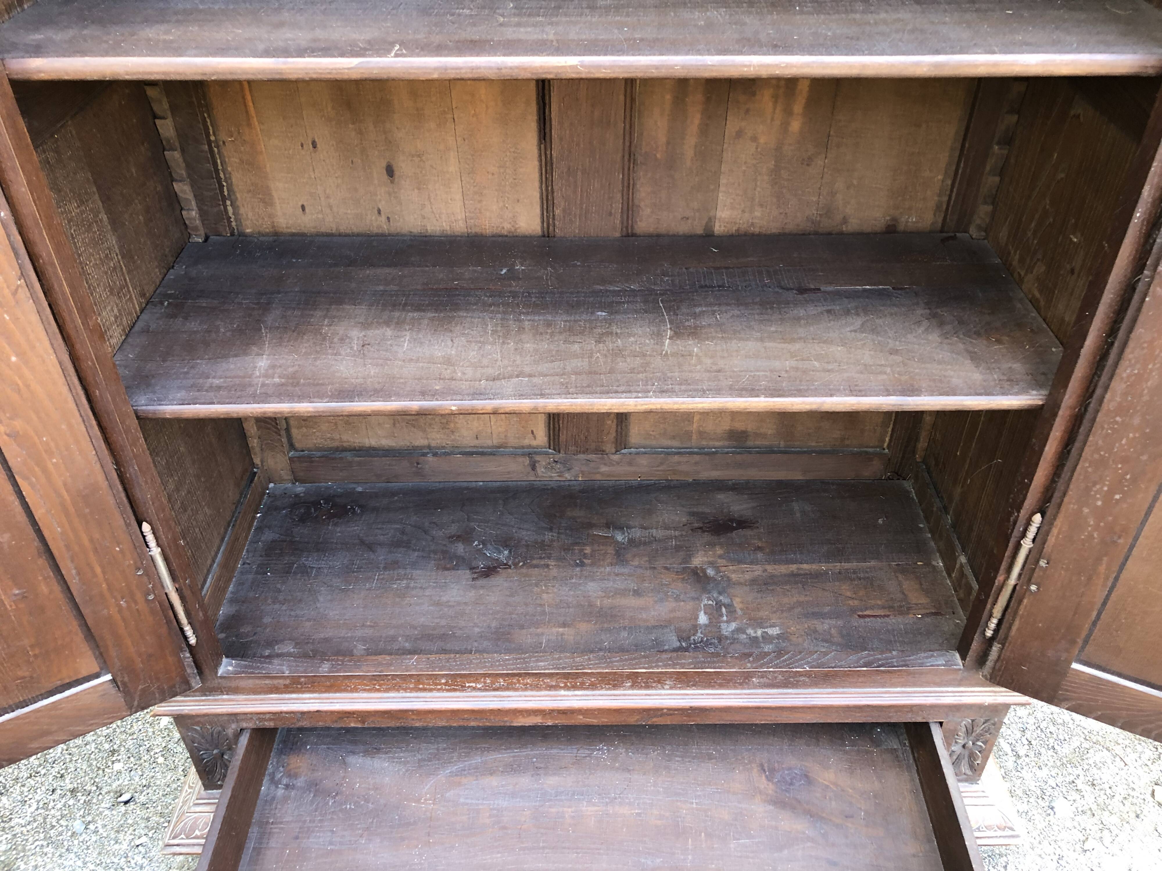 Breton cabinet with carved characters of the early 20th century with 2 doors and 1 oak drawer.
