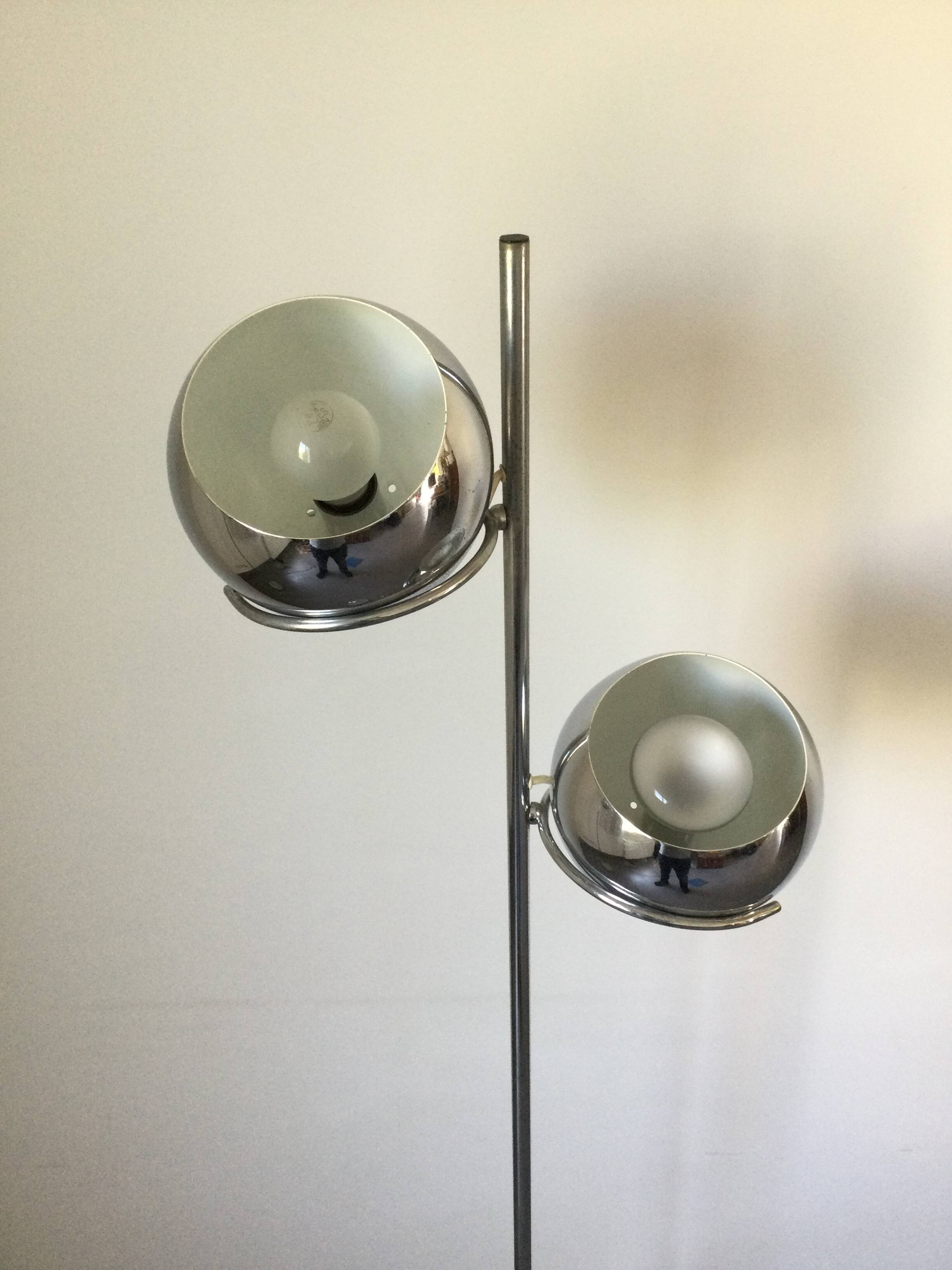 Eyeball floor lamp in chromed metal