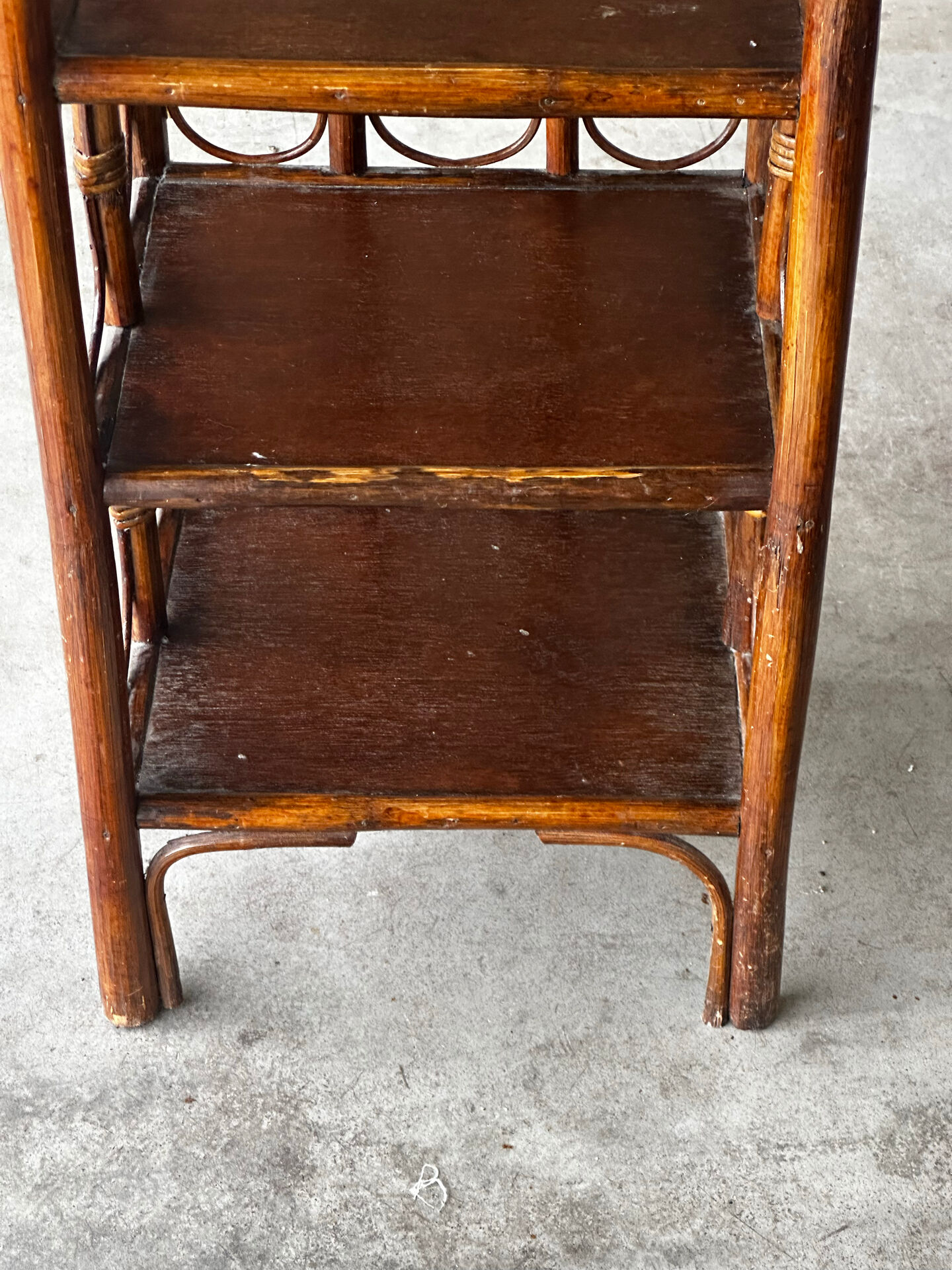 Table d’appoint en rotin et osier à trois plateaux – années 70